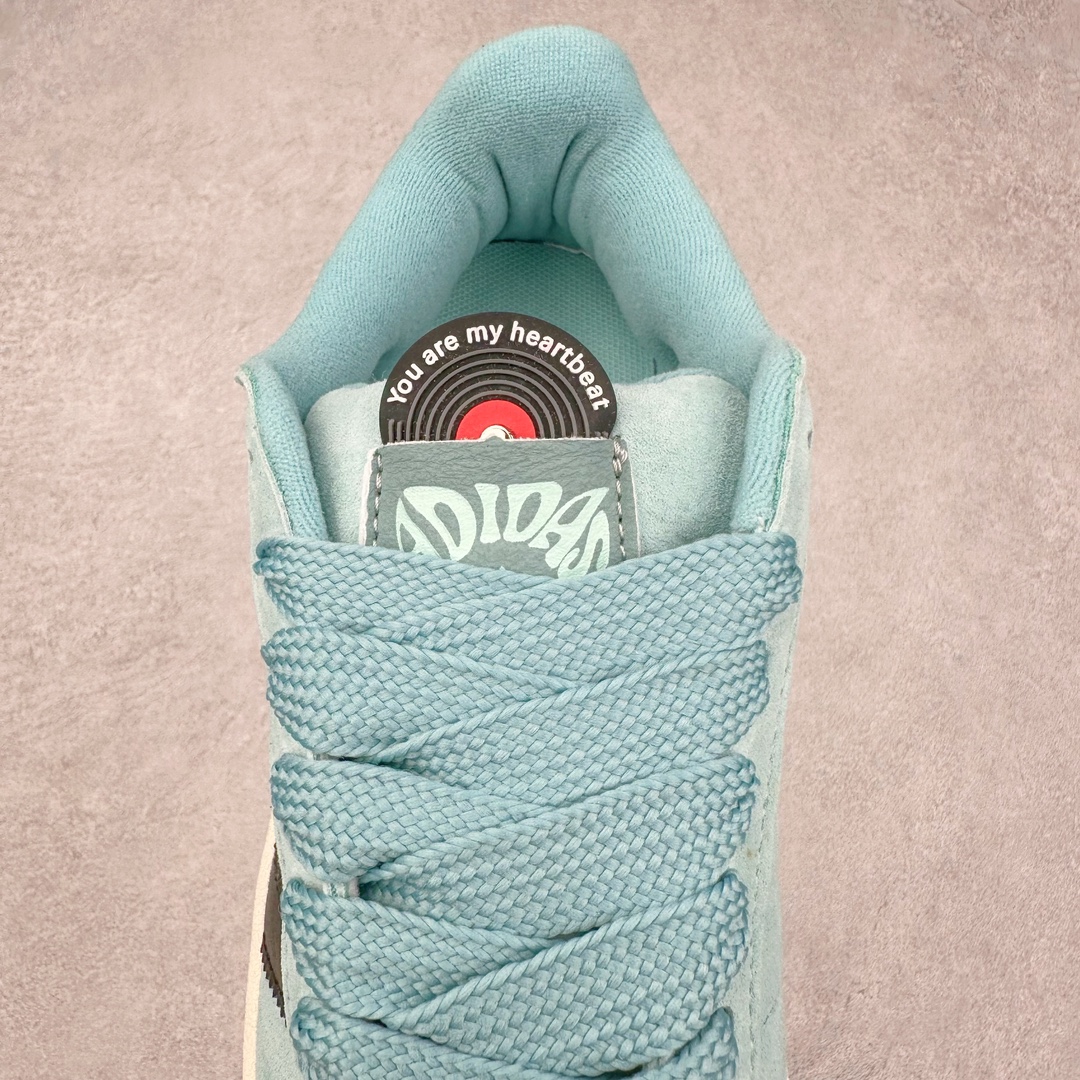 图片[5]-AD Originals Campus 00s 学院系列面包风经典复古低帮百搭休闲运动板鞋 ID6249 这次 Originals 选择了以经典复古鞋型 Campus 为蓝本打造全新面包鞋 这款鞋型联名不断 冠希当年对它更是钟爱有加 论牌面丝毫不输贝壳头、Forum 等大热鞋型 这次 Campus 一改 80 年代的瘦长造型 鞋舌、鞋身、鞋底甚至细节都变大了 营造出千禧年前后流行的面包鞋宽大廓形 因此鞋名改为 Campus 00s 鞋身采用绒面皮料搭配白色常规皮革 质感上还是延续了经典 Campus 的设计 鞋舌填充更加饱满 让鞋款整体看起来更加圆润 搭配上这款浅蓝配色 「蓝胖子」造型真的很可爱 鞋舌还加入了与以往 Campus 不同的全新三叶草 Logo 令造型更具千禧气息 鞋带也采用了加宽的设计 如果你不喜欢 这次还附送了传统鞋带可以替换 鞋底采用了米黄做旧设计 凸显鞋款的复古年代感 除了清新可人的浅蓝配色 还有一款酷灰配色 造型更加硬朗复古 而且相比浅蓝配色更加耐脏 尺码：36 36⅔ 37⅓ 38 38⅔ 39⅓ 40 40⅔ 41⅓ 42 42⅔ 43⅓ 44 45-选品中心