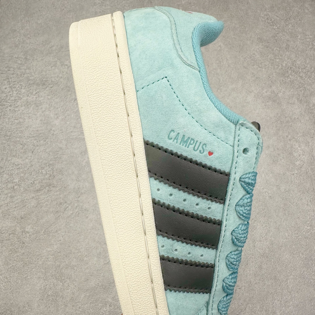 图片[6]-AD Originals Campus 00s 学院系列面包风经典复古低帮百搭休闲运动板鞋 ID6249 这次 Originals 选择了以经典复古鞋型 Campus 为蓝本打造全新面包鞋 这款鞋型联名不断 冠希当年对它更是钟爱有加 论牌面丝毫不输贝壳头、Forum 等大热鞋型 这次 Campus 一改 80 年代的瘦长造型 鞋舌、鞋身、鞋底甚至细节都变大了 营造出千禧年前后流行的面包鞋宽大廓形 因此鞋名改为 Campus 00s 鞋身采用绒面皮料搭配白色常规皮革 质感上还是延续了经典 Campus 的设计 鞋舌填充更加饱满 让鞋款整体看起来更加圆润 搭配上这款浅蓝配色 「蓝胖子」造型真的很可爱 鞋舌还加入了与以往 Campus 不同的全新三叶草 Logo 令造型更具千禧气息 鞋带也采用了加宽的设计 如果你不喜欢 这次还附送了传统鞋带可以替换 鞋底采用了米黄做旧设计 凸显鞋款的复古年代感 除了清新可人的浅蓝配色 还有一款酷灰配色 造型更加硬朗复古 而且相比浅蓝配色更加耐脏 尺码：36 36⅔ 37⅓ 38 38⅔ 39⅓ 40 40⅔ 41⅓ 42 42⅔ 43⅓ 44 45-选品中心