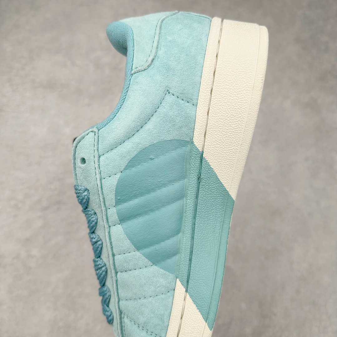 图片[7]-AD Originals Campus 00s 学院系列面包风经典复古低帮百搭休闲运动板鞋 ID6249 这次 Originals 选择了以经典复古鞋型 Campus 为蓝本打造全新面包鞋 这款鞋型联名不断 冠希当年对它更是钟爱有加 论牌面丝毫不输贝壳头、Forum 等大热鞋型 这次 Campus 一改 80 年代的瘦长造型 鞋舌、鞋身、鞋底甚至细节都变大了 营造出千禧年前后流行的面包鞋宽大廓形 因此鞋名改为 Campus 00s 鞋身采用绒面皮料搭配白色常规皮革 质感上还是延续了经典 Campus 的设计 鞋舌填充更加饱满 让鞋款整体看起来更加圆润 搭配上这款浅蓝配色 「蓝胖子」造型真的很可爱 鞋舌还加入了与以往 Campus 不同的全新三叶草 Logo 令造型更具千禧气息 鞋带也采用了加宽的设计 如果你不喜欢 这次还附送了传统鞋带可以替换 鞋底采用了米黄做旧设计 凸显鞋款的复古年代感 除了清新可人的浅蓝配色 还有一款酷灰配色 造型更加硬朗复古 而且相比浅蓝配色更加耐脏 尺码：36 36⅔ 37⅓ 38 38⅔ 39⅓ 40 40⅔ 41⅓ 42 42⅔ 43⅓ 44 45-选品中心