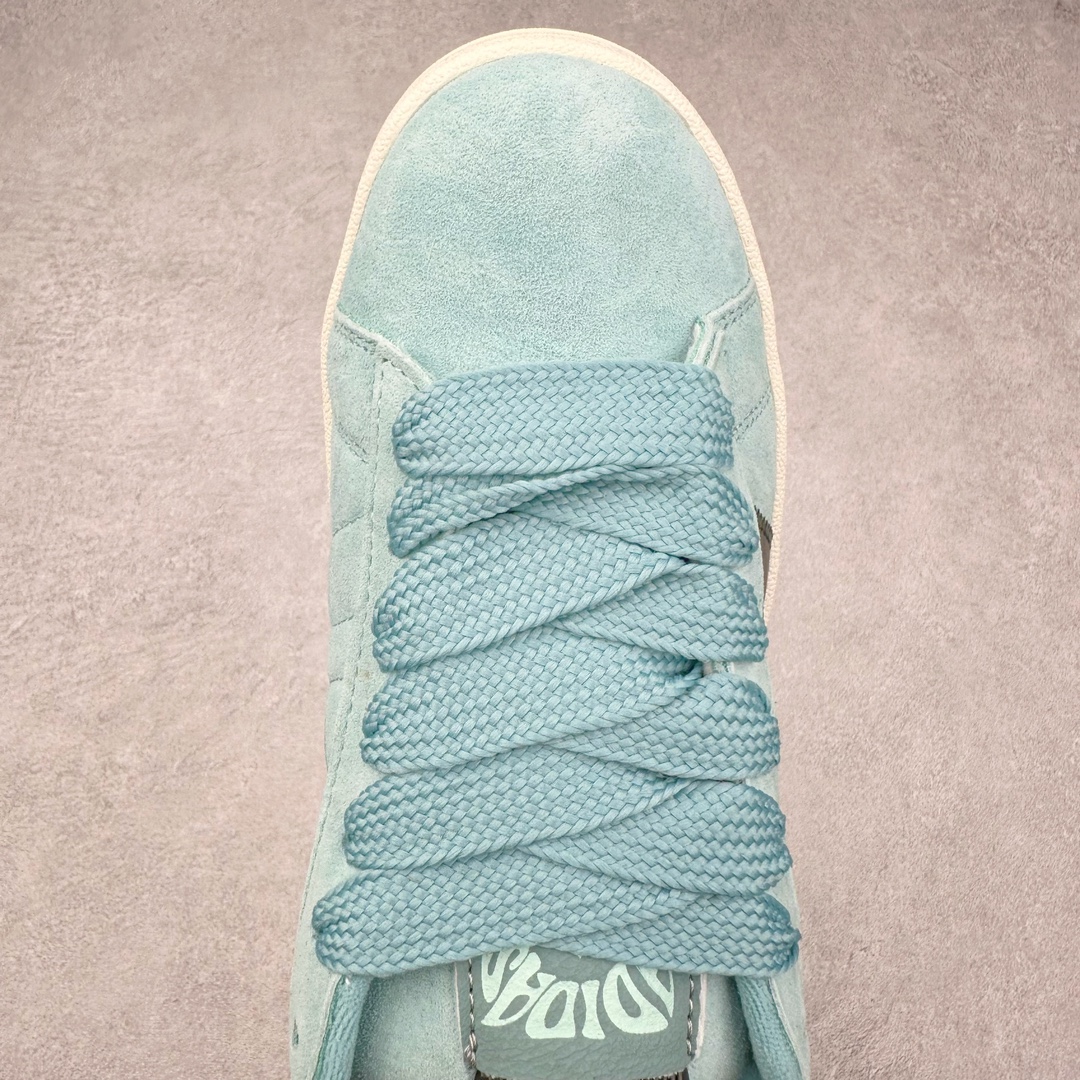 图片[4]-AD Originals Campus 00s 学院系列面包风经典复古低帮百搭休闲运动板鞋 ID6249 这次 Originals 选择了以经典复古鞋型 Campus 为蓝本打造全新面包鞋 这款鞋型联名不断 冠希当年对它更是钟爱有加 论牌面丝毫不输贝壳头、Forum 等大热鞋型 这次 Campus 一改 80 年代的瘦长造型 鞋舌、鞋身、鞋底甚至细节都变大了 营造出千禧年前后流行的面包鞋宽大廓形 因此鞋名改为 Campus 00s 鞋身采用绒面皮料搭配白色常规皮革 质感上还是延续了经典 Campus 的设计 鞋舌填充更加饱满 让鞋款整体看起来更加圆润 搭配上这款浅蓝配色 「蓝胖子」造型真的很可爱 鞋舌还加入了与以往 Campus 不同的全新三叶草 Logo 令造型更具千禧气息 鞋带也采用了加宽的设计 如果你不喜欢 这次还附送了传统鞋带可以替换 鞋底采用了米黄做旧设计 凸显鞋款的复古年代感 除了清新可人的浅蓝配色 还有一款酷灰配色 造型更加硬朗复古 而且相比浅蓝配色更加耐脏 尺码：36 36⅔ 37⅓ 38 38⅔ 39⅓ 40 40⅔ 41⅓ 42 42⅔ 43⅓ 44 45-选品中心