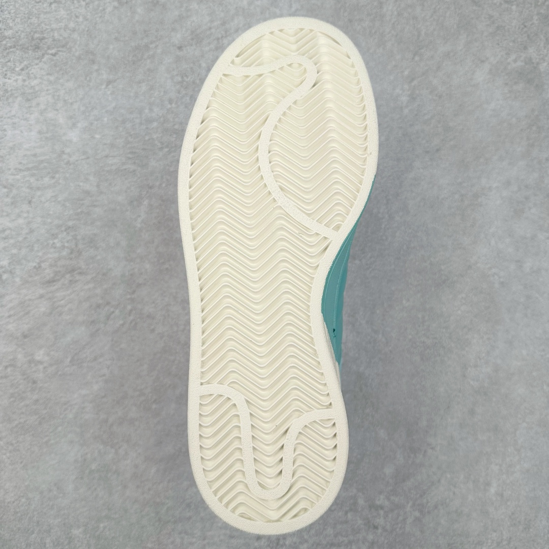 图片[9]-AD Originals Campus 00s 学院系列面包风经典复古低帮百搭休闲运动板鞋 ID6249 这次 Originals 选择了以经典复古鞋型 Campus 为蓝本打造全新面包鞋 这款鞋型联名不断 冠希当年对它更是钟爱有加 论牌面丝毫不输贝壳头、Forum 等大热鞋型 这次 Campus 一改 80 年代的瘦长造型 鞋舌、鞋身、鞋底甚至细节都变大了 营造出千禧年前后流行的面包鞋宽大廓形 因此鞋名改为 Campus 00s 鞋身采用绒面皮料搭配白色常规皮革 质感上还是延续了经典 Campus 的设计 鞋舌填充更加饱满 让鞋款整体看起来更加圆润 搭配上这款浅蓝配色 「蓝胖子」造型真的很可爱 鞋舌还加入了与以往 Campus 不同的全新三叶草 Logo 令造型更具千禧气息 鞋带也采用了加宽的设计 如果你不喜欢 这次还附送了传统鞋带可以替换 鞋底采用了米黄做旧设计 凸显鞋款的复古年代感 除了清新可人的浅蓝配色 还有一款酷灰配色 造型更加硬朗复古 而且相比浅蓝配色更加耐脏 尺码：36 36⅔ 37⅓ 38 38⅔ 39⅓ 40 40⅔ 41⅓ 42 42⅔ 43⅓ 44 45-选品中心