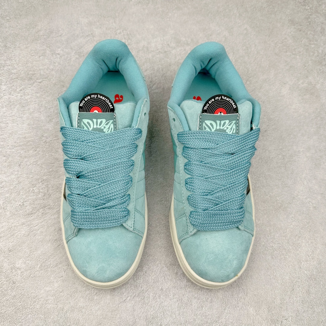 图片[2]-AD Originals Campus 00s 学院系列面包风经典复古低帮百搭休闲运动板鞋 ID6249 这次 Originals 选择了以经典复古鞋型 Campus 为蓝本打造全新面包鞋 这款鞋型联名不断 冠希当年对它更是钟爱有加 论牌面丝毫不输贝壳头、Forum 等大热鞋型 这次 Campus 一改 80 年代的瘦长造型 鞋舌、鞋身、鞋底甚至细节都变大了 营造出千禧年前后流行的面包鞋宽大廓形 因此鞋名改为 Campus 00s 鞋身采用绒面皮料搭配白色常规皮革 质感上还是延续了经典 Campus 的设计 鞋舌填充更加饱满 让鞋款整体看起来更加圆润 搭配上这款浅蓝配色 「蓝胖子」造型真的很可爱 鞋舌还加入了与以往 Campus 不同的全新三叶草 Logo 令造型更具千禧气息 鞋带也采用了加宽的设计 如果你不喜欢 这次还附送了传统鞋带可以替换 鞋底采用了米黄做旧设计 凸显鞋款的复古年代感 除了清新可人的浅蓝配色 还有一款酷灰配色 造型更加硬朗复古 而且相比浅蓝配色更加耐脏 尺码：36 36⅔ 37⅓ 38 38⅔ 39⅓ 40 40⅔ 41⅓ 42 42⅔ 43⅓ 44 45-选品中心