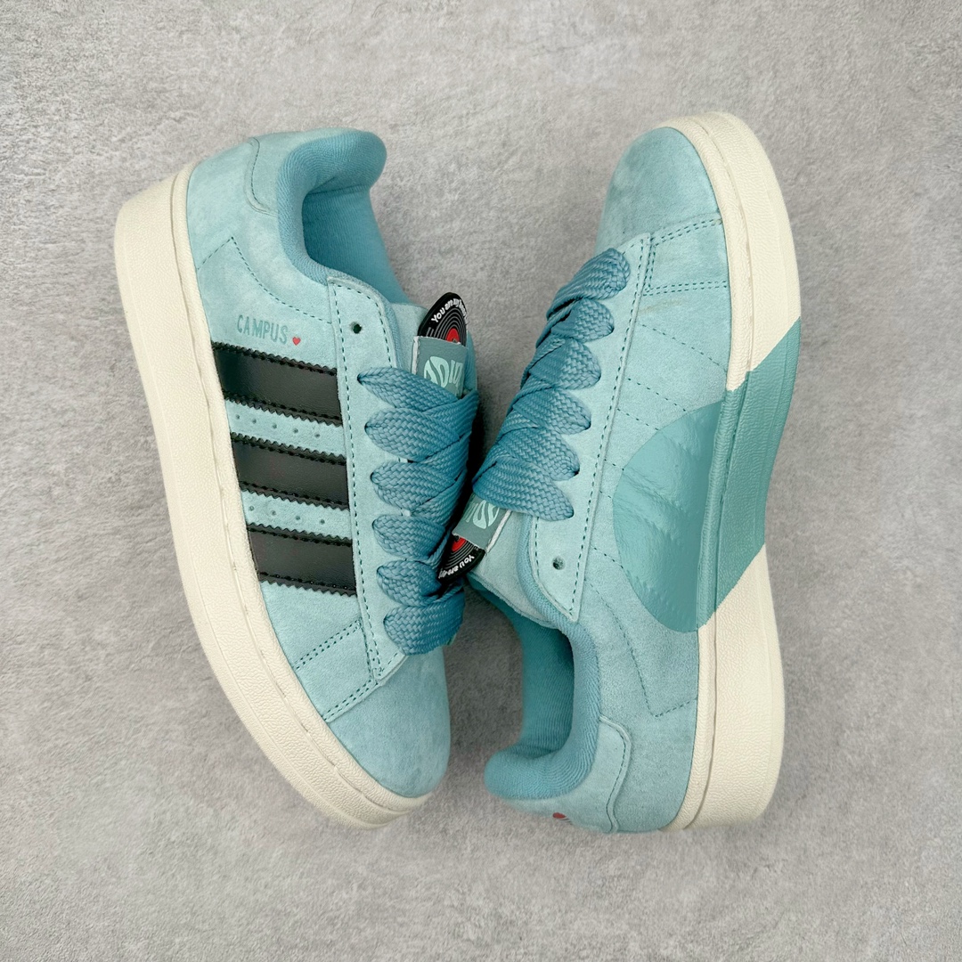 图片[3]-AD Originals Campus 00s 学院系列面包风经典复古低帮百搭休闲运动板鞋 ID6249 这次 Originals 选择了以经典复古鞋型 Campus 为蓝本打造全新面包鞋 这款鞋型联名不断 冠希当年对它更是钟爱有加 论牌面丝毫不输贝壳头、Forum 等大热鞋型 这次 Campus 一改 80 年代的瘦长造型 鞋舌、鞋身、鞋底甚至细节都变大了 营造出千禧年前后流行的面包鞋宽大廓形 因此鞋名改为 Campus 00s 鞋身采用绒面皮料搭配白色常规皮革 质感上还是延续了经典 Campus 的设计 鞋舌填充更加饱满 让鞋款整体看起来更加圆润 搭配上这款浅蓝配色 「蓝胖子」造型真的很可爱 鞋舌还加入了与以往 Campus 不同的全新三叶草 Logo 令造型更具千禧气息 鞋带也采用了加宽的设计 如果你不喜欢 这次还附送了传统鞋带可以替换 鞋底采用了米黄做旧设计 凸显鞋款的复古年代感 除了清新可人的浅蓝配色 还有一款酷灰配色 造型更加硬朗复古 而且相比浅蓝配色更加耐脏 尺码：36 36⅔ 37⅓ 38 38⅔ 39⅓ 40 40⅔ 41⅓ 42 42⅔ 43⅓ 44 45-选品中心