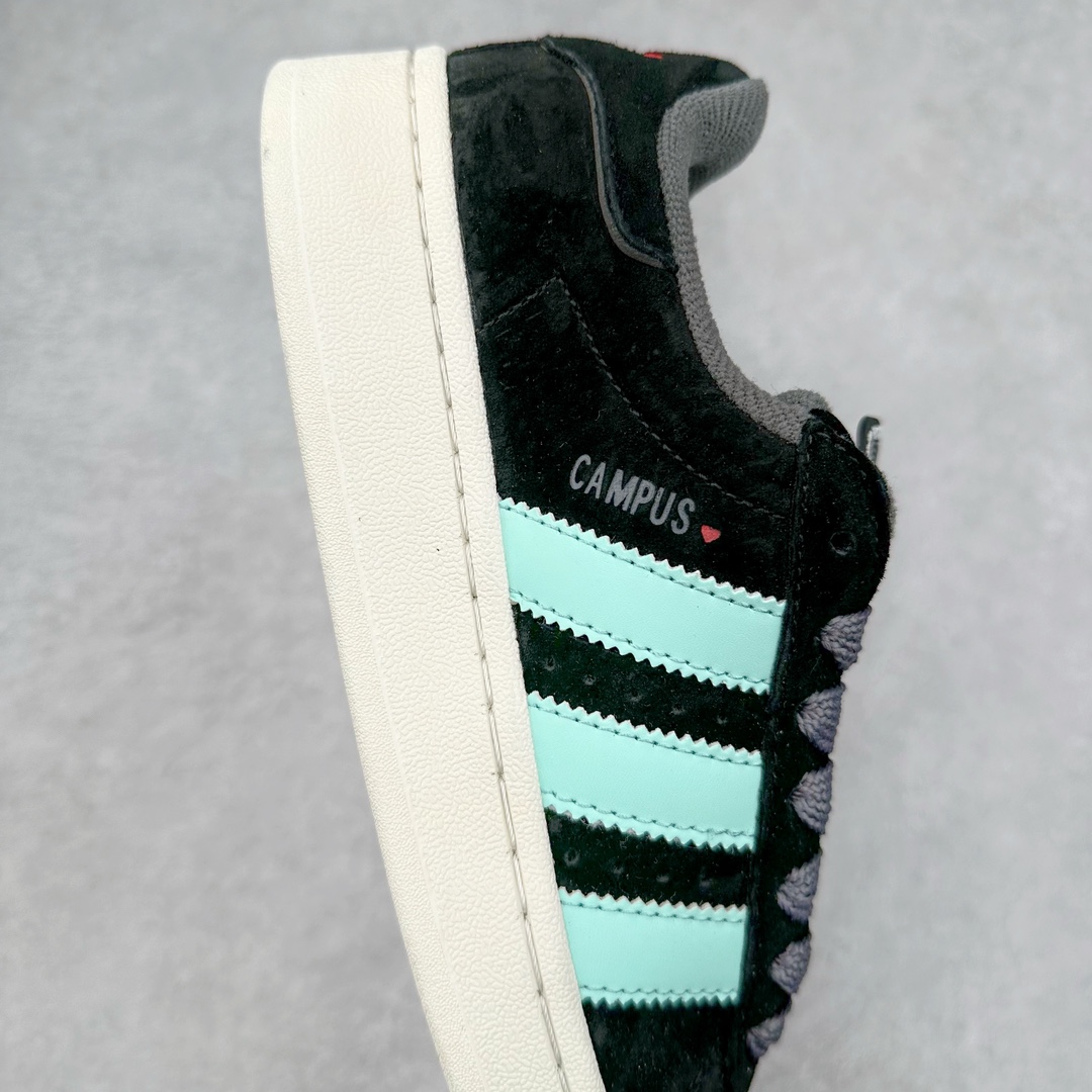 图片[6]-AD Originals Campus 00s 学院系列面包风经典复古低帮百搭休闲运动板鞋 ID6248 这次 Originals 选择了以经典复古鞋型 Campus 为蓝本打造全新面包鞋 这款鞋型联名不断 冠希当年对它更是钟爱有加 论牌面丝毫不输贝壳头、Forum 等大热鞋型 这次 Campus 一改 80 年代的瘦长造型 鞋舌、鞋身、鞋底甚至细节都变大了 营造出千禧年前后流行的面包鞋宽大廓形 因此鞋名改为 Campus 00s 鞋身采用绒面皮料搭配白色常规皮革 质感上还是延续了经典 Campus 的设计 鞋舌填充更加饱满 让鞋款整体看起来更加圆润 搭配上这款浅蓝配色 「蓝胖子」造型真的很可爱 鞋舌还加入了与以往 Campus 不同的全新三叶草 Logo 令造型更具千禧气息 鞋带也采用了加宽的设计 如果你不喜欢 这次还附送了传统鞋带可以替换 鞋底采用了米黄做旧设计 凸显鞋款的复古年代感 除了清新可人的浅蓝配色 还有一款酷灰配色 造型更加硬朗复古 而且相比浅蓝配色更加耐脏 尺码：36 36⅔ 37⅓ 38 38⅔ 39⅓ 40 40⅔ 41⅓ 42 42⅔ 43⅓ 44 45-选品中心
