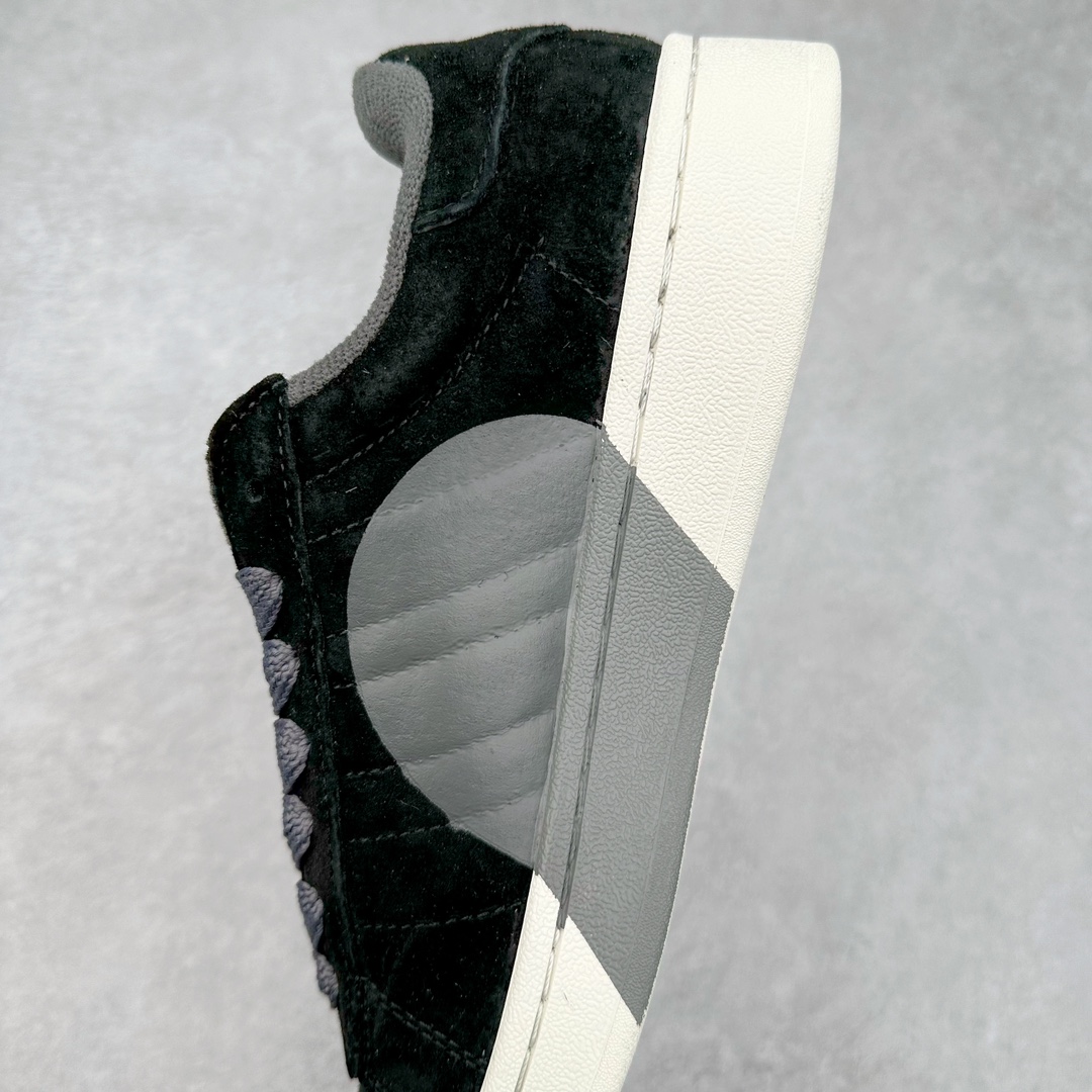 图片[7]-AD Originals Campus 00s 学院系列面包风经典复古低帮百搭休闲运动板鞋 ID6248 这次 Originals 选择了以经典复古鞋型 Campus 为蓝本打造全新面包鞋 这款鞋型联名不断 冠希当年对它更是钟爱有加 论牌面丝毫不输贝壳头、Forum 等大热鞋型 这次 Campus 一改 80 年代的瘦长造型 鞋舌、鞋身、鞋底甚至细节都变大了 营造出千禧年前后流行的面包鞋宽大廓形 因此鞋名改为 Campus 00s 鞋身采用绒面皮料搭配白色常规皮革 质感上还是延续了经典 Campus 的设计 鞋舌填充更加饱满 让鞋款整体看起来更加圆润 搭配上这款浅蓝配色 「蓝胖子」造型真的很可爱 鞋舌还加入了与以往 Campus 不同的全新三叶草 Logo 令造型更具千禧气息 鞋带也采用了加宽的设计 如果你不喜欢 这次还附送了传统鞋带可以替换 鞋底采用了米黄做旧设计 凸显鞋款的复古年代感 除了清新可人的浅蓝配色 还有一款酷灰配色 造型更加硬朗复古 而且相比浅蓝配色更加耐脏 尺码：36 36⅔ 37⅓ 38 38⅔ 39⅓ 40 40⅔ 41⅓ 42 42⅔ 43⅓ 44 45-选品中心