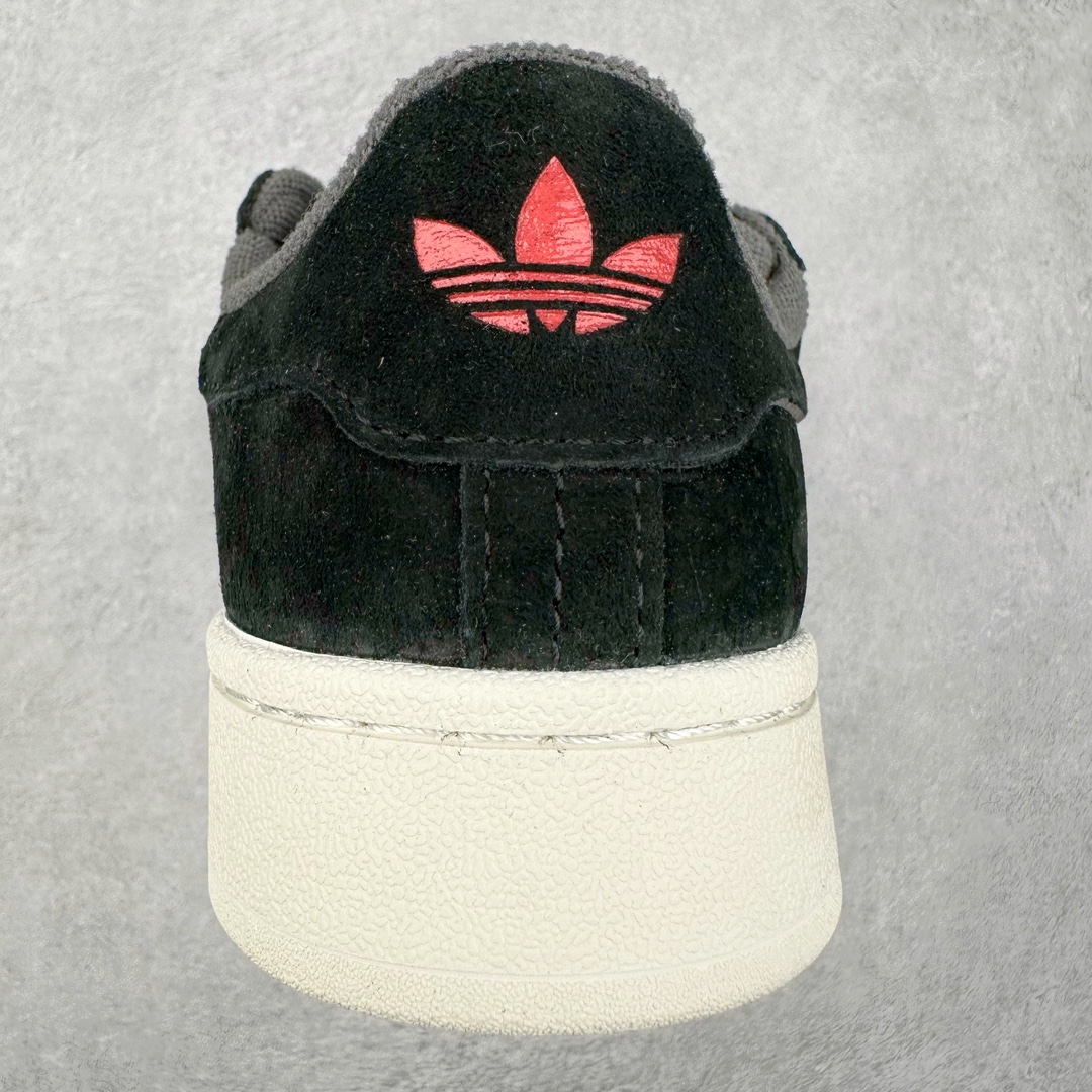 图片[8]-AD Originals Campus 00s 学院系列面包风经典复古低帮百搭休闲运动板鞋 ID6248 这次 Originals 选择了以经典复古鞋型 Campus 为蓝本打造全新面包鞋 这款鞋型联名不断 冠希当年对它更是钟爱有加 论牌面丝毫不输贝壳头、Forum 等大热鞋型 这次 Campus 一改 80 年代的瘦长造型 鞋舌、鞋身、鞋底甚至细节都变大了 营造出千禧年前后流行的面包鞋宽大廓形 因此鞋名改为 Campus 00s 鞋身采用绒面皮料搭配白色常规皮革 质感上还是延续了经典 Campus 的设计 鞋舌填充更加饱满 让鞋款整体看起来更加圆润 搭配上这款浅蓝配色 「蓝胖子」造型真的很可爱 鞋舌还加入了与以往 Campus 不同的全新三叶草 Logo 令造型更具千禧气息 鞋带也采用了加宽的设计 如果你不喜欢 这次还附送了传统鞋带可以替换 鞋底采用了米黄做旧设计 凸显鞋款的复古年代感 除了清新可人的浅蓝配色 还有一款酷灰配色 造型更加硬朗复古 而且相比浅蓝配色更加耐脏 尺码：36 36⅔ 37⅓ 38 38⅔ 39⅓ 40 40⅔ 41⅓ 42 42⅔ 43⅓ 44 45-选品中心