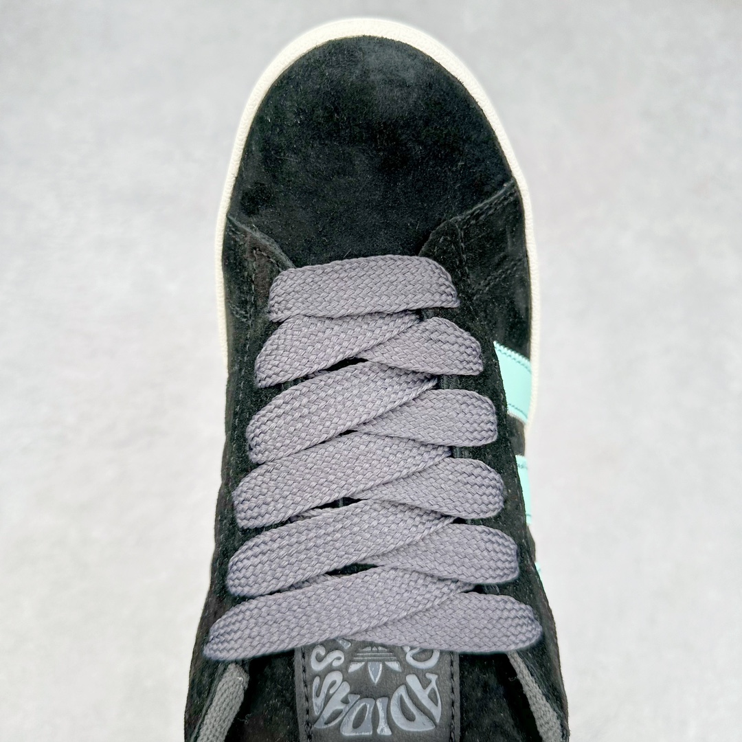 图片[4]-AD Originals Campus 00s 学院系列面包风经典复古低帮百搭休闲运动板鞋 ID6248 这次 Originals 选择了以经典复古鞋型 Campus 为蓝本打造全新面包鞋 这款鞋型联名不断 冠希当年对它更是钟爱有加 论牌面丝毫不输贝壳头、Forum 等大热鞋型 这次 Campus 一改 80 年代的瘦长造型 鞋舌、鞋身、鞋底甚至细节都变大了 营造出千禧年前后流行的面包鞋宽大廓形 因此鞋名改为 Campus 00s 鞋身采用绒面皮料搭配白色常规皮革 质感上还是延续了经典 Campus 的设计 鞋舌填充更加饱满 让鞋款整体看起来更加圆润 搭配上这款浅蓝配色 「蓝胖子」造型真的很可爱 鞋舌还加入了与以往 Campus 不同的全新三叶草 Logo 令造型更具千禧气息 鞋带也采用了加宽的设计 如果你不喜欢 这次还附送了传统鞋带可以替换 鞋底采用了米黄做旧设计 凸显鞋款的复古年代感 除了清新可人的浅蓝配色 还有一款酷灰配色 造型更加硬朗复古 而且相比浅蓝配色更加耐脏 尺码：36 36⅔ 37⅓ 38 38⅔ 39⅓ 40 40⅔ 41⅓ 42 42⅔ 43⅓ 44 45-选品中心