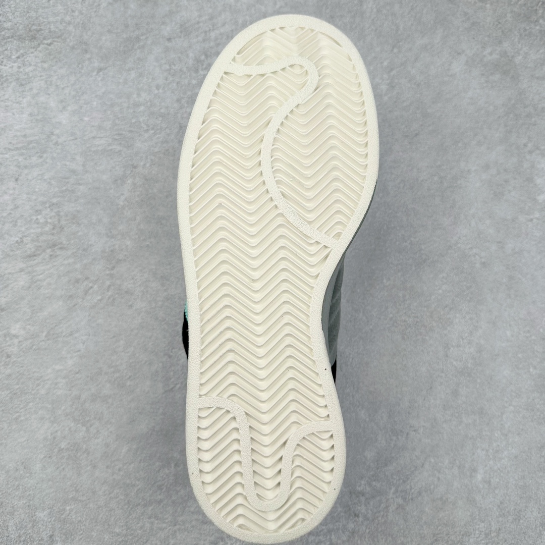 图片[9]-AD Originals Campus 00s 学院系列面包风经典复古低帮百搭休闲运动板鞋 ID6248 这次 Originals 选择了以经典复古鞋型 Campus 为蓝本打造全新面包鞋 这款鞋型联名不断 冠希当年对它更是钟爱有加 论牌面丝毫不输贝壳头、Forum 等大热鞋型 这次 Campus 一改 80 年代的瘦长造型 鞋舌、鞋身、鞋底甚至细节都变大了 营造出千禧年前后流行的面包鞋宽大廓形 因此鞋名改为 Campus 00s 鞋身采用绒面皮料搭配白色常规皮革 质感上还是延续了经典 Campus 的设计 鞋舌填充更加饱满 让鞋款整体看起来更加圆润 搭配上这款浅蓝配色 「蓝胖子」造型真的很可爱 鞋舌还加入了与以往 Campus 不同的全新三叶草 Logo 令造型更具千禧气息 鞋带也采用了加宽的设计 如果你不喜欢 这次还附送了传统鞋带可以替换 鞋底采用了米黄做旧设计 凸显鞋款的复古年代感 除了清新可人的浅蓝配色 还有一款酷灰配色 造型更加硬朗复古 而且相比浅蓝配色更加耐脏 尺码：36 36⅔ 37⅓ 38 38⅔ 39⅓ 40 40⅔ 41⅓ 42 42⅔ 43⅓ 44 45-选品中心