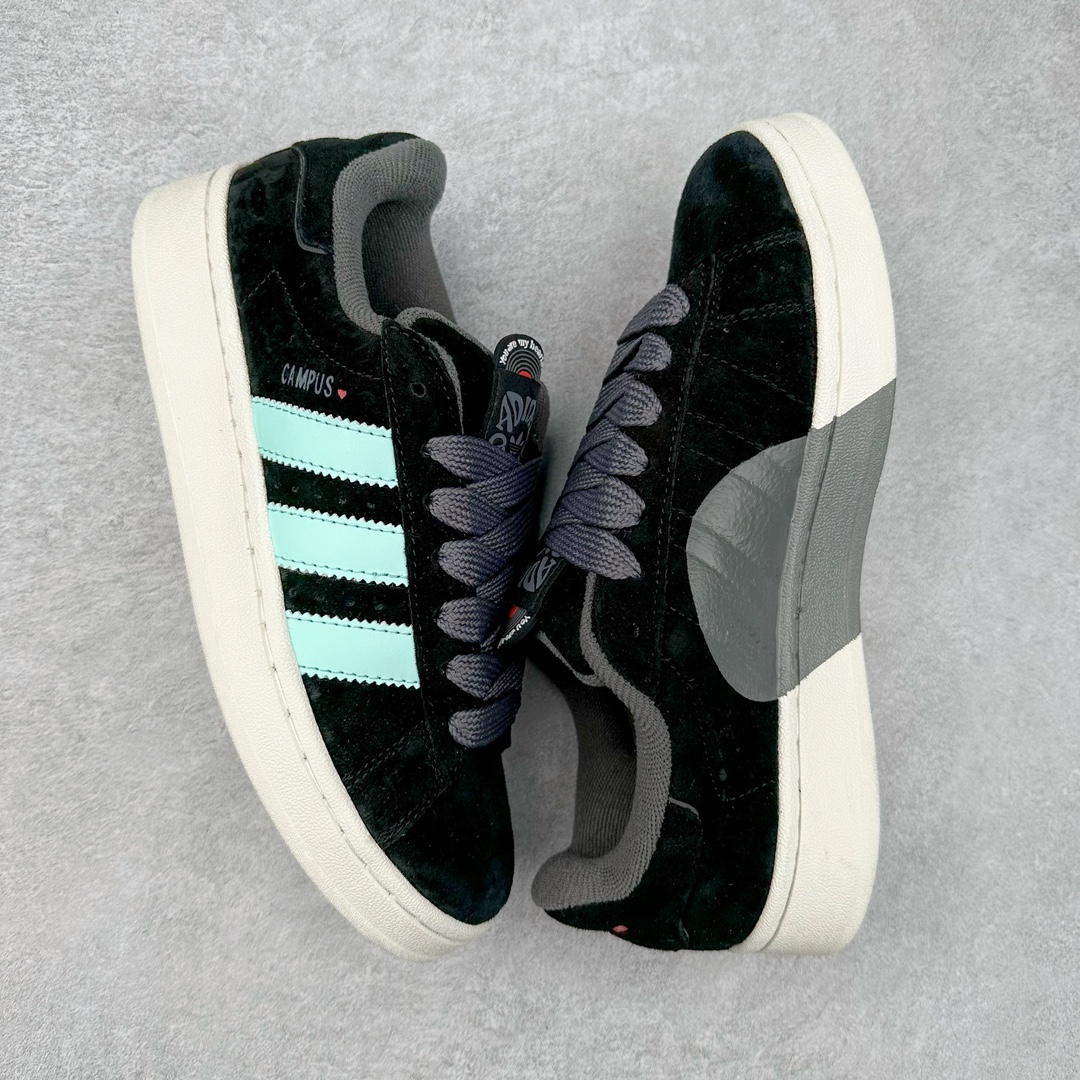 图片[3]-AD Originals Campus 00s 学院系列面包风经典复古低帮百搭休闲运动板鞋 ID6248 这次 Originals 选择了以经典复古鞋型 Campus 为蓝本打造全新面包鞋 这款鞋型联名不断 冠希当年对它更是钟爱有加 论牌面丝毫不输贝壳头、Forum 等大热鞋型 这次 Campus 一改 80 年代的瘦长造型 鞋舌、鞋身、鞋底甚至细节都变大了 营造出千禧年前后流行的面包鞋宽大廓形 因此鞋名改为 Campus 00s 鞋身采用绒面皮料搭配白色常规皮革 质感上还是延续了经典 Campus 的设计 鞋舌填充更加饱满 让鞋款整体看起来更加圆润 搭配上这款浅蓝配色 「蓝胖子」造型真的很可爱 鞋舌还加入了与以往 Campus 不同的全新三叶草 Logo 令造型更具千禧气息 鞋带也采用了加宽的设计 如果你不喜欢 这次还附送了传统鞋带可以替换 鞋底采用了米黄做旧设计 凸显鞋款的复古年代感 除了清新可人的浅蓝配色 还有一款酷灰配色 造型更加硬朗复古 而且相比浅蓝配色更加耐脏 尺码：36 36⅔ 37⅓ 38 38⅔ 39⅓ 40 40⅔ 41⅓ 42 42⅔ 43⅓ 44 45-选品中心