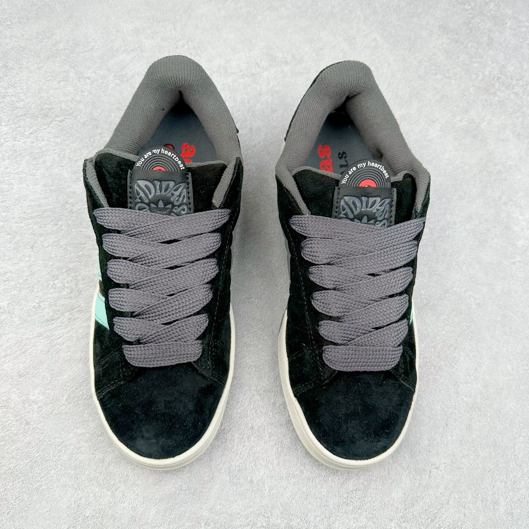 图片[2]-AD Originals Campus 00s 学院系列面包风经典复古低帮百搭休闲运动板鞋 ID6248 这次 Originals 选择了以经典复古鞋型 Campus 为蓝本打造全新面包鞋 这款鞋型联名不断 冠希当年对它更是钟爱有加 论牌面丝毫不输贝壳头、Forum 等大热鞋型 这次 Campus 一改 80 年代的瘦长造型 鞋舌、鞋身、鞋底甚至细节都变大了 营造出千禧年前后流行的面包鞋宽大廓形 因此鞋名改为 Campus 00s 鞋身采用绒面皮料搭配白色常规皮革 质感上还是延续了经典 Campus 的设计 鞋舌填充更加饱满 让鞋款整体看起来更加圆润 搭配上这款浅蓝配色 「蓝胖子」造型真的很可爱 鞋舌还加入了与以往 Campus 不同的全新三叶草 Logo 令造型更具千禧气息 鞋带也采用了加宽的设计 如果你不喜欢 这次还附送了传统鞋带可以替换 鞋底采用了米黄做旧设计 凸显鞋款的复古年代感 除了清新可人的浅蓝配色 还有一款酷灰配色 造型更加硬朗复古 而且相比浅蓝配色更加耐脏 尺码：36 36⅔ 37⅓ 38 38⅔ 39⅓ 40 40⅔ 41⅓ 42 42⅔ 43⅓ 44 45-选品中心