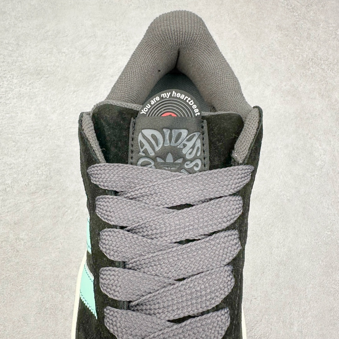 图片[5]-AD Originals Campus 00s 学院系列面包风经典复古低帮百搭休闲运动板鞋 ID6248 这次 Originals 选择了以经典复古鞋型 Campus 为蓝本打造全新面包鞋 这款鞋型联名不断 冠希当年对它更是钟爱有加 论牌面丝毫不输贝壳头、Forum 等大热鞋型 这次 Campus 一改 80 年代的瘦长造型 鞋舌、鞋身、鞋底甚至细节都变大了 营造出千禧年前后流行的面包鞋宽大廓形 因此鞋名改为 Campus 00s 鞋身采用绒面皮料搭配白色常规皮革 质感上还是延续了经典 Campus 的设计 鞋舌填充更加饱满 让鞋款整体看起来更加圆润 搭配上这款浅蓝配色 「蓝胖子」造型真的很可爱 鞋舌还加入了与以往 Campus 不同的全新三叶草 Logo 令造型更具千禧气息 鞋带也采用了加宽的设计 如果你不喜欢 这次还附送了传统鞋带可以替换 鞋底采用了米黄做旧设计 凸显鞋款的复古年代感 除了清新可人的浅蓝配色 还有一款酷灰配色 造型更加硬朗复古 而且相比浅蓝配色更加耐脏 尺码：36 36⅔ 37⅓ 38 38⅔ 39⅓ 40 40⅔ 41⅓ 42 42⅔ 43⅓ 44 45-选品中心