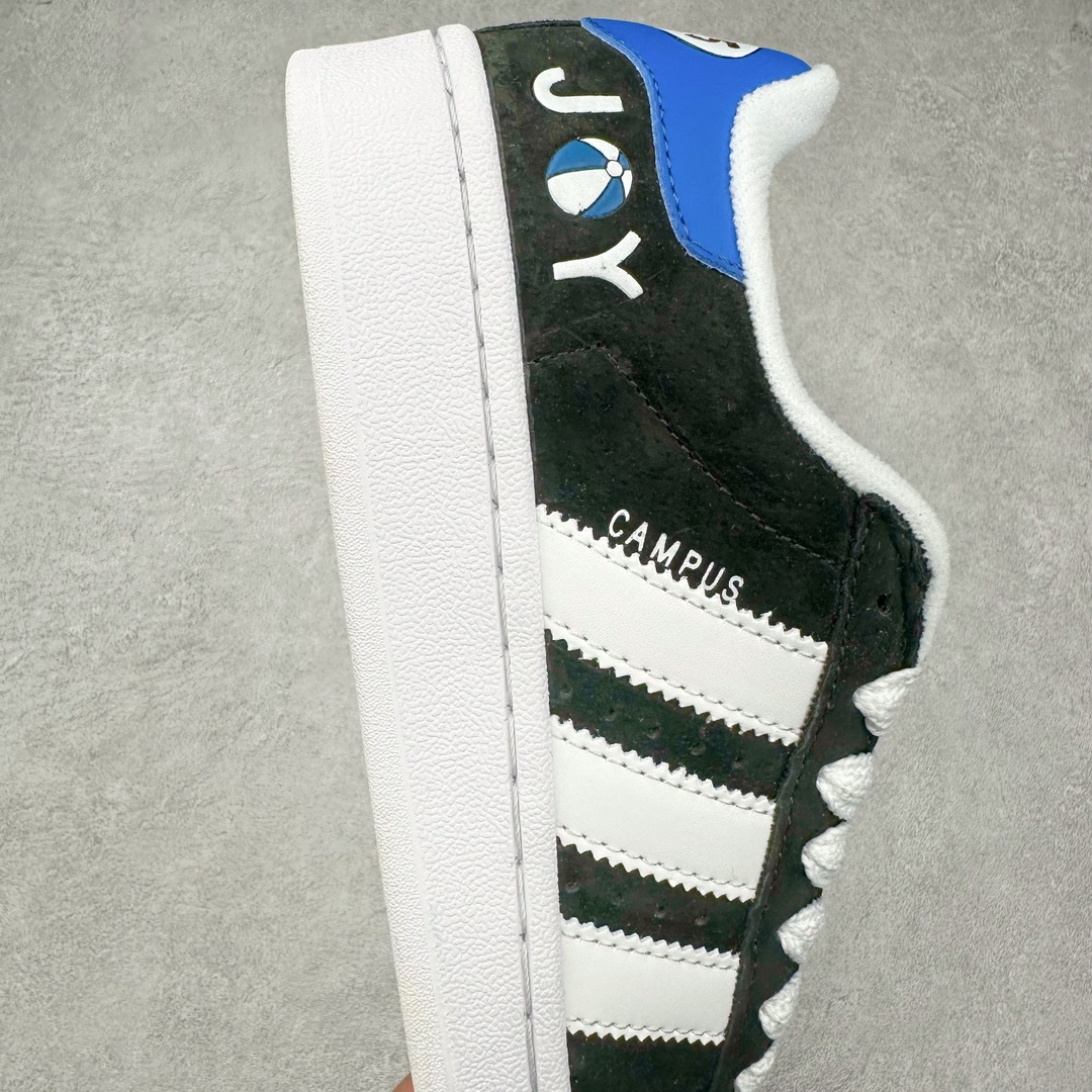 图片[6]-AD Originals Campus 00s 学院系列面包风经典复古低帮百搭休闲运动板鞋 ID7716 这次 Originals 选择了以经典复古鞋型 Campus 为蓝本打造全新面包鞋 这款鞋型联名不断 冠希当年对它更是钟爱有加 论牌面丝毫不输贝壳头、Forum 等大热鞋型 这次 Campus 一改 80 年代的瘦长造型 鞋舌、鞋身、鞋底甚至细节都变大了 营造出千禧年前后流行的面包鞋宽大廓形 因此鞋名改为 Campus 00s 鞋身采用绒面皮料搭配白色常规皮革 质感上还是延续了经典 Campus 的设计 鞋舌填充更加饱满 让鞋款整体看起来更加圆润 搭配上这款浅蓝配色 「蓝胖子」造型真的很可爱 鞋舌还加入了与以往 Campus 不同的全新三叶草 Logo 令造型更具千禧气息 鞋带也采用了加宽的设计 如果你不喜欢 这次还附送了传统鞋带可以替换 鞋底采用了米黄做旧设计 凸显鞋款的复古年代感 除了清新可人的浅蓝配色 还有一款酷灰配色 造型更加硬朗复古 而且相比浅蓝配色更加耐脏 尺码：36 36⅔ 37⅓ 38 38⅔ 39⅓ 40 40⅔ 41⅓ 42 42⅔ 43⅓ 44 45-选品中心