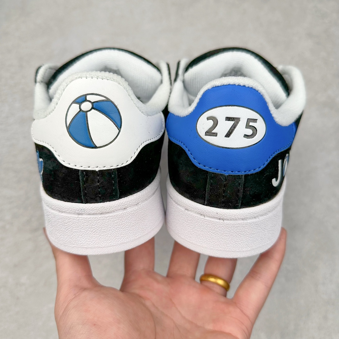 图片[8]-AD Originals Campus 00s 学院系列面包风经典复古低帮百搭休闲运动板鞋 ID7716 这次 Originals 选择了以经典复古鞋型 Campus 为蓝本打造全新面包鞋 这款鞋型联名不断 冠希当年对它更是钟爱有加 论牌面丝毫不输贝壳头、Forum 等大热鞋型 这次 Campus 一改 80 年代的瘦长造型 鞋舌、鞋身、鞋底甚至细节都变大了 营造出千禧年前后流行的面包鞋宽大廓形 因此鞋名改为 Campus 00s 鞋身采用绒面皮料搭配白色常规皮革 质感上还是延续了经典 Campus 的设计 鞋舌填充更加饱满 让鞋款整体看起来更加圆润 搭配上这款浅蓝配色 「蓝胖子」造型真的很可爱 鞋舌还加入了与以往 Campus 不同的全新三叶草 Logo 令造型更具千禧气息 鞋带也采用了加宽的设计 如果你不喜欢 这次还附送了传统鞋带可以替换 鞋底采用了米黄做旧设计 凸显鞋款的复古年代感 除了清新可人的浅蓝配色 还有一款酷灰配色 造型更加硬朗复古 而且相比浅蓝配色更加耐脏 尺码：36 36⅔ 37⅓ 38 38⅔ 39⅓ 40 40⅔ 41⅓ 42 42⅔ 43⅓ 44 45-选品中心