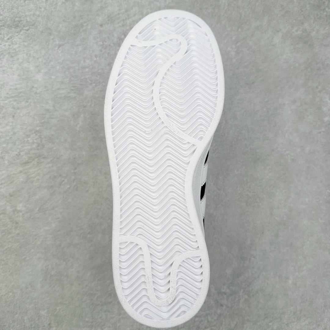 图片[9]-AD Originals Campus 00s 学院系列面包风经典复古低帮百搭休闲运动板鞋 ID7716 这次 Originals 选择了以经典复古鞋型 Campus 为蓝本打造全新面包鞋 这款鞋型联名不断 冠希当年对它更是钟爱有加 论牌面丝毫不输贝壳头、Forum 等大热鞋型 这次 Campus 一改 80 年代的瘦长造型 鞋舌、鞋身、鞋底甚至细节都变大了 营造出千禧年前后流行的面包鞋宽大廓形 因此鞋名改为 Campus 00s 鞋身采用绒面皮料搭配白色常规皮革 质感上还是延续了经典 Campus 的设计 鞋舌填充更加饱满 让鞋款整体看起来更加圆润 搭配上这款浅蓝配色 「蓝胖子」造型真的很可爱 鞋舌还加入了与以往 Campus 不同的全新三叶草 Logo 令造型更具千禧气息 鞋带也采用了加宽的设计 如果你不喜欢 这次还附送了传统鞋带可以替换 鞋底采用了米黄做旧设计 凸显鞋款的复古年代感 除了清新可人的浅蓝配色 还有一款酷灰配色 造型更加硬朗复古 而且相比浅蓝配色更加耐脏 尺码：36 36⅔ 37⅓ 38 38⅔ 39⅓ 40 40⅔ 41⅓ 42 42⅔ 43⅓ 44 45-选品中心