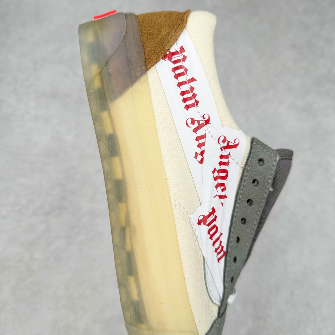 图片[6]-PALM ANGELS X VANS SK8 LX 今年年初的米兰时装周上，Palm Angels 与 Vans Vault 最新联名的 Old Skool VLT LX 就敢这么做！具有意大利血统的 Palm Angels 十分注重街头时尚表达，品牌将高级的时尚与西海岸滑板文化巧妙结合，为我们呈现出独一无二的 Vans 联名鞋。灰、白、棕三色贯穿鞋面，柔软的麂皮材质与帆布面料拼接的十分恰当。透明水晶包边和棋盘格水晶大底为我们展现了品牌高级奢华的一面。“胶带条纹”也为我们带来了西海岸加州独有的街头、牛仔氛围。 货号：VN0A7TNH78C 尺码：35 36 36.5 37 38 38.5 39 40 40.5 41 42 42.5 43 44-选品中心