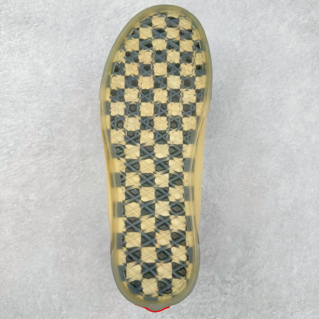 图片[9]-PALM ANGELS X VANS SK8 LX 今年年初的米兰时装周上，Palm Angels 与 Vans Vault 最新联名的 Old Skool VLT LX 就敢这么做！具有意大利血统的 Palm Angels 十分注重街头时尚表达，品牌将高级的时尚与西海岸滑板文化巧妙结合，为我们呈现出独一无二的 Vans 联名鞋。灰、白、棕三色贯穿鞋面，柔软的麂皮材质与帆布面料拼接的十分恰当。透明水晶包边和棋盘格水晶大底为我们展现了品牌高级奢华的一面。“胶带条纹”也为我们带来了西海岸加州独有的街头、牛仔氛围。 货号：VN0A7TNH78C 尺码：35 36 36.5 37 38 38.5 39 40 40.5 41 42 42.5 43 44-选品中心