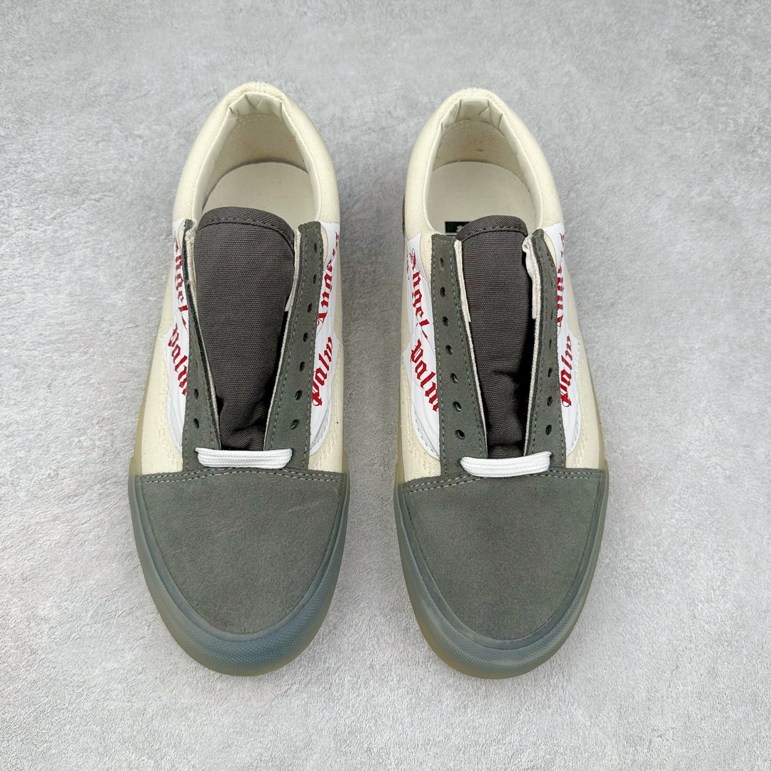 图片[2]-PALM ANGELS X VANS SK8 LX 今年年初的米兰时装周上，Palm Angels 与 Vans Vault 最新联名的 Old Skool VLT LX 就敢这么做！具有意大利血统的 Palm Angels 十分注重街头时尚表达，品牌将高级的时尚与西海岸滑板文化巧妙结合，为我们呈现出独一无二的 Vans 联名鞋。灰、白、棕三色贯穿鞋面，柔软的麂皮材质与帆布面料拼接的十分恰当。透明水晶包边和棋盘格水晶大底为我们展现了品牌高级奢华的一面。“胶带条纹”也为我们带来了西海岸加州独有的街头、牛仔氛围。 货号：VN0A7TNH78C 尺码：35 36 36.5 37 38 38.5 39 40 40.5 41 42 42.5 43 44-选品中心