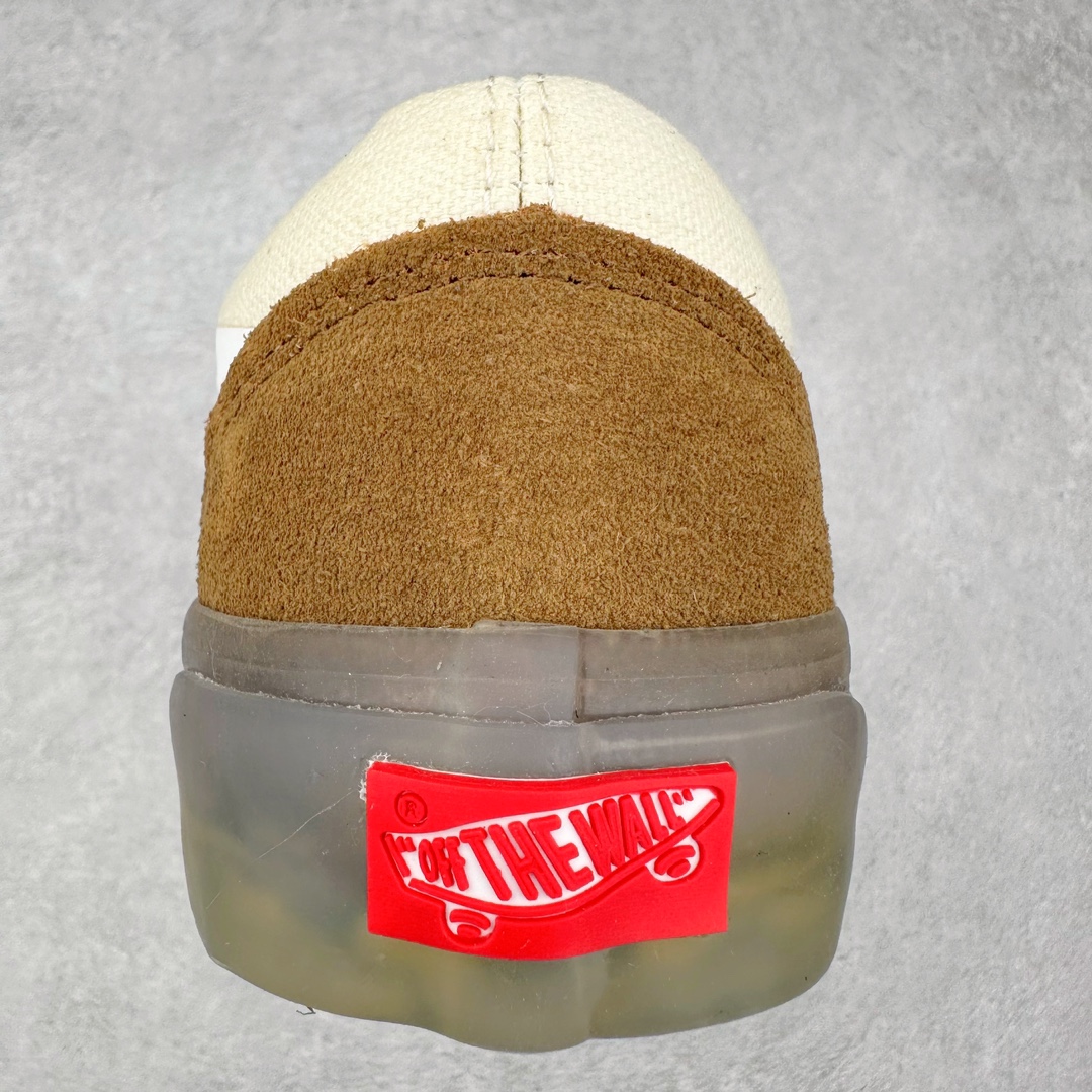 图片[8]-PALM ANGELS X VANS SK8 LX 今年年初的米兰时装周上，Palm Angels 与 Vans Vault 最新联名的 Old Skool VLT LX 就敢这么做！具有意大利血统的 Palm Angels 十分注重街头时尚表达，品牌将高级的时尚与西海岸滑板文化巧妙结合，为我们呈现出独一无二的 Vans 联名鞋。灰、白、棕三色贯穿鞋面，柔软的麂皮材质与帆布面料拼接的十分恰当。透明水晶包边和棋盘格水晶大底为我们展现了品牌高级奢华的一面。“胶带条纹”也为我们带来了西海岸加州独有的街头、牛仔氛围。 货号：VN0A7TNH78C 尺码：35 36 36.5 37 38 38.5 39 40 40.5 41 42 42.5 43 44-选品中心