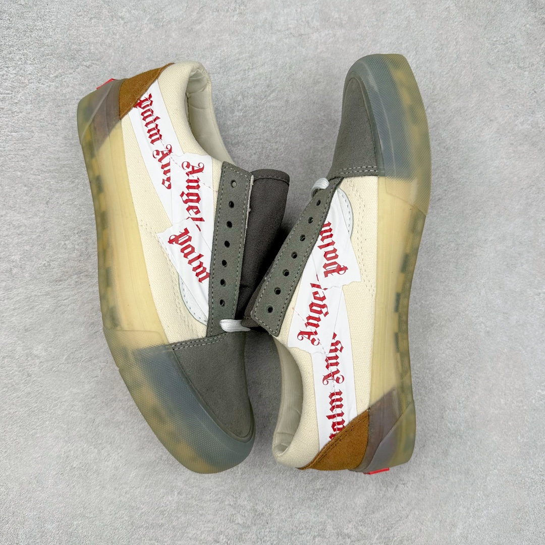 图片[3]-PALM ANGELS X VANS SK8 LX 今年年初的米兰时装周上，Palm Angels 与 Vans Vault 最新联名的 Old Skool VLT LX 就敢这么做！具有意大利血统的 Palm Angels 十分注重街头时尚表达，品牌将高级的时尚与西海岸滑板文化巧妙结合，为我们呈现出独一无二的 Vans 联名鞋。灰、白、棕三色贯穿鞋面，柔软的麂皮材质与帆布面料拼接的十分恰当。透明水晶包边和棋盘格水晶大底为我们展现了品牌高级奢华的一面。“胶带条纹”也为我们带来了西海岸加州独有的街头、牛仔氛围。 货号：VN0A7TNH78C 尺码：35 36 36.5 37 38 38.5 39 40 40.5 41 42 42.5 43 44-选品中心