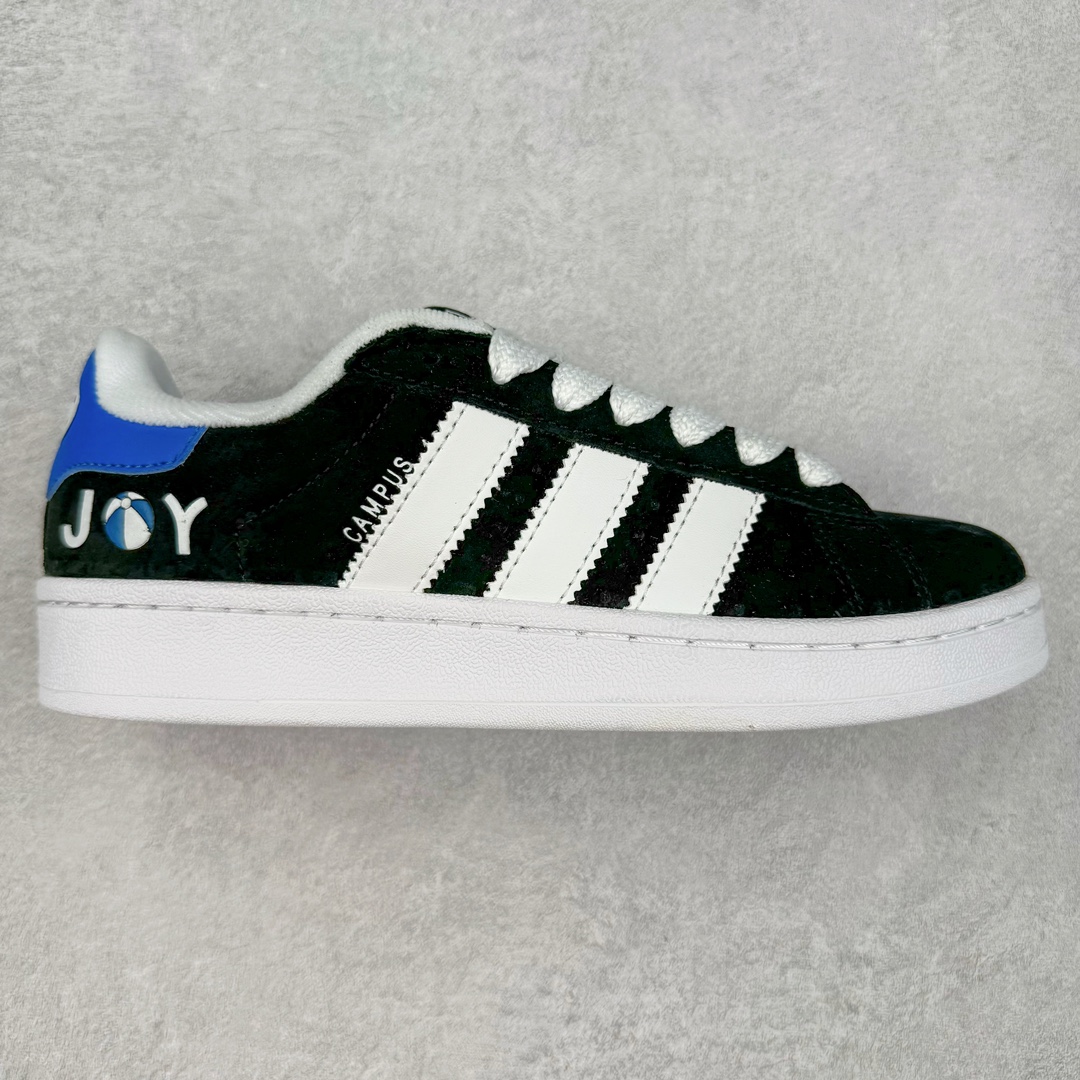 AD Originals Campus 00s 学院系列面包风经典复古低帮百搭休闲运动板鞋 ID7716 这次 Originals 选择了以经典复古鞋型 Campus 为蓝本打造全新面包鞋 这款鞋型联名不断 冠希当年对它更是钟爱有加 论牌面丝毫不输贝壳头、Forum 等大热鞋型 这次 Campus 一改 80 年代的瘦长造型 鞋舌、鞋身、鞋底甚至细节都变大了 营造出千禧年前后流行的面包鞋宽大廓形 因此鞋名改为 Campus 00s 鞋身采用绒面皮料搭配白色常规皮革 质感上还是延续了经典 Campus 的设计 鞋舌填充更加饱满 让鞋款整体看起来更加圆润 搭配上这款浅蓝配色 「蓝胖子」造型真的很可爱 鞋舌还加入了与以往 Campus 不同的全新三叶草 Logo 令造型更具千禧气息 鞋带也采用了加宽的设计 如果你不喜欢 这次还附送了传统鞋带可以替换 鞋底采用了米黄做旧设计 凸显鞋款的复古年代感 除了清新可人的浅蓝配色 还有一款酷灰配色 造型更加硬朗复古 而且相比浅蓝配色更加耐脏 尺码：36 36⅔ 37⅓ 38 38⅔ 39⅓ 40 40⅔ 41⅓ 42 42⅔ 43⅓ 44 45-选品中心