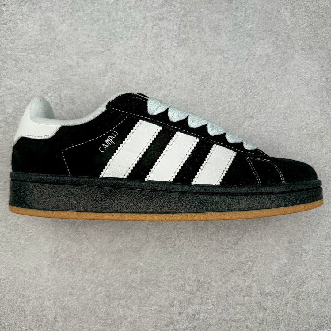 AD Originals Campus 00s 学院系列面包风经典复古低帮百搭休闲运动板鞋 IG0792 这次 Originals 选择了以经典复古鞋型 Campus 为蓝本打造全新面包鞋 这款鞋型联名不断 冠希当年对它更是钟爱有加 论牌面丝毫不输贝壳头、Forum 等大热鞋型 这次 Campus 一改 80 年代的瘦长造型 鞋舌、鞋身、鞋底甚至细节都变大了 营造出千禧年前后流行的面包鞋宽大廓形 因此鞋名改为 Campus 00s 鞋身采用绒面皮料搭配白色常规皮革 质感上还是延续了经典 Campus 的设计 鞋舌填充更加饱满 让鞋款整体看起来更加圆润 搭配上这款浅蓝配色 「蓝胖子」造型真的很可爱 鞋舌还加入了与以往 Campus 不同的全新三叶草 Logo 令造型更具千禧气息 鞋带也采用了加宽的设计 如果你不喜欢 这次还附送了传统鞋带可以替换 鞋底采用了米黄做旧设计 凸显鞋款的复古年代感 除了清新可人的浅蓝配色 还有一款酷灰配色 造型更加硬朗复古 而且相比浅蓝配色更加耐脏 尺码：36 36⅔ 37⅓ 38 38⅔ 39⅓ 40 40⅔ 41⅓ 42 42⅔ 43⅓ 44 45-选品中心