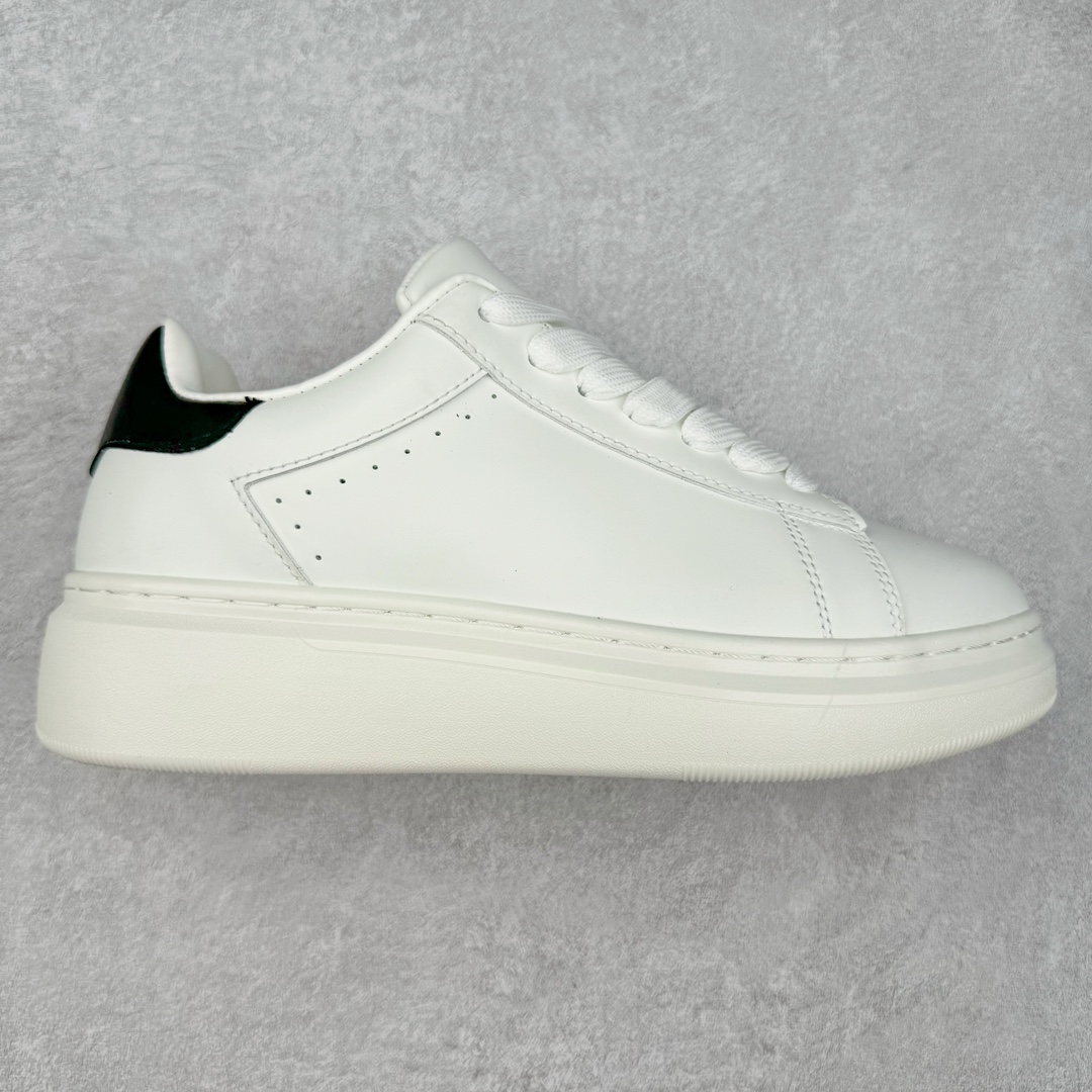 THOM WILLS TW休闲百搭小牛皮小白鞋厚底增高轻便透气舒适低帮板鞋 白色 打破增高鞋厚重且实际增高效果不理想的常规设计，多次调整鞋身线条与内部结构，保留轻便外形，超越同类鞋履的增高效果，舒适增高约5CM。LONDON MIST小牛皮，雾面哑光，质地顺滑细腻，尽显高阶质感，更挺括耐折，舒适时髦。内里牛皮包裹，经水染工艺处理，质地柔软，毛孔细腻，吸汗透气，长时间穿着仍可保持脚部清爽。发泡鞋底柔软轻盈，弹性减震，防滑耐磨。仿生工艺结构更符合亚洲人群足弓构造，降低负担，品牌标识展示时尚态度。尺码：35 36 37 38 39 40 41 42 43 44 45-选品中心