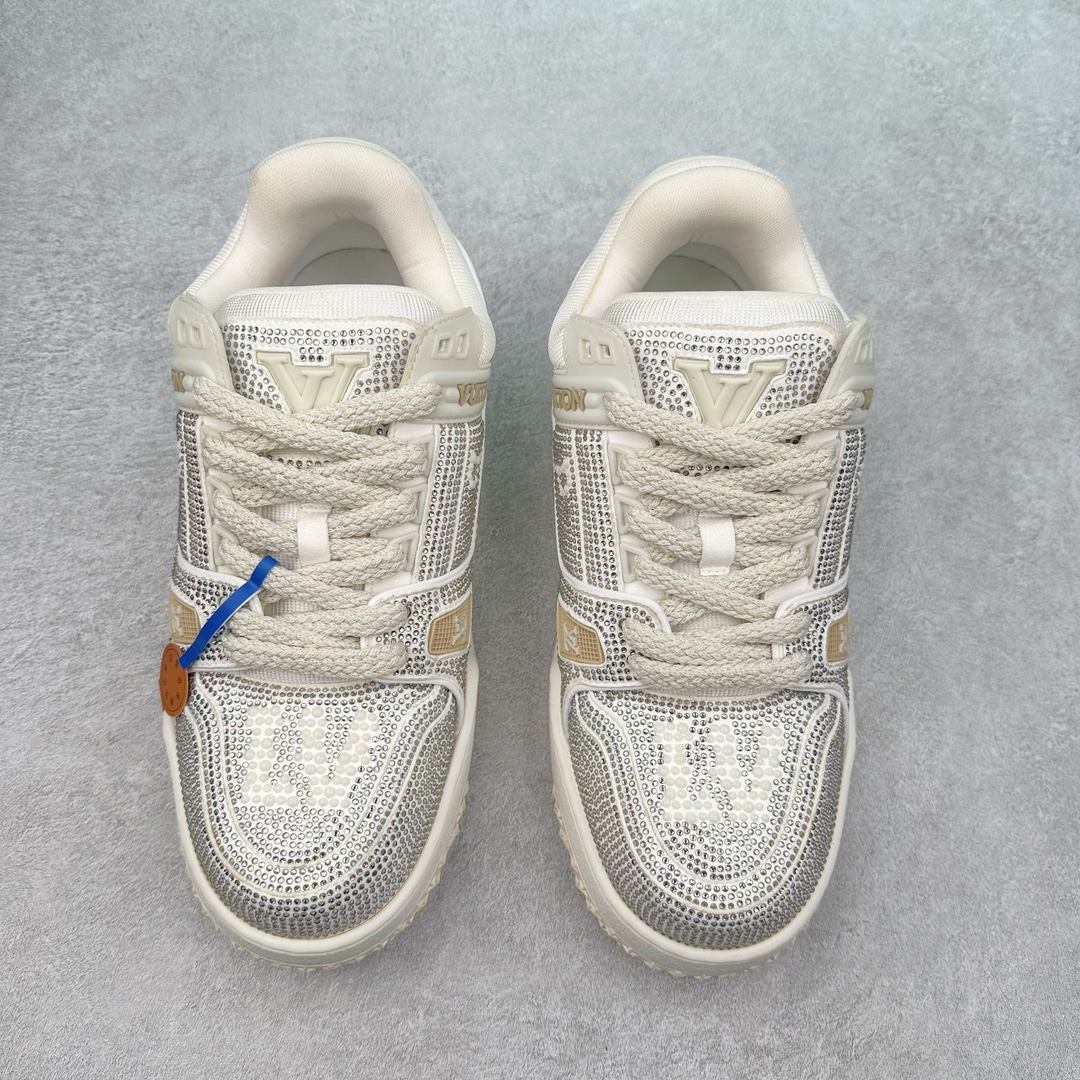 图片[2]-lv Trainer Maxi 小胖丁系列面包鞋 驴牌23S时尚走秀款 原版购入开发历时半年开发打造 原版完美楦型 多次调试 达到还原99% 鞋面独家订制细柔小牛皮 厚实织物鞋带 独家私模超轻TPU大底 原配扣子串珠 正确原装黄色鞋盒 正确中底印花 鞋面印花3D高频深度立体 全鞋电脑针车 紧密相连 针距密度一致 皮面裁剪部位 统一油边封口工艺 备受瞩目火热面包鞋再次拉满流量 各地网红上脚 立体饱满的彩色面包鞋身 超大版型重新诠释了 Virgil Abloh大热lv运动时装鞋 完美增高5CM Size 36 37 38 39 40 41 42 43 44 45-选品中心