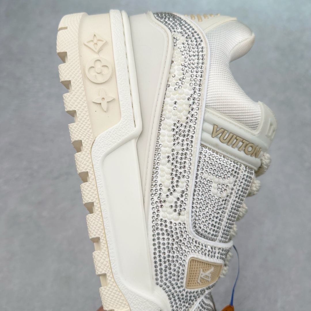 图片[6]-lv Trainer Maxi 小胖丁系列面包鞋 驴牌23S时尚走秀款 原版购入开发历时半年开发打造 原版完美楦型 多次调试 达到还原99% 鞋面独家订制细柔小牛皮 厚实织物鞋带 独家私模超轻TPU大底 原配扣子串珠 正确原装黄色鞋盒 正确中底印花 鞋面印花3D高频深度立体 全鞋电脑针车 紧密相连 针距密度一致 皮面裁剪部位 统一油边封口工艺 备受瞩目火热面包鞋再次拉满流量 各地网红上脚 立体饱满的彩色面包鞋身 超大版型重新诠释了 Virgil Abloh大热lv运动时装鞋 完美增高5CM Size 36 37 38 39 40 41 42 43 44 45-选品中心