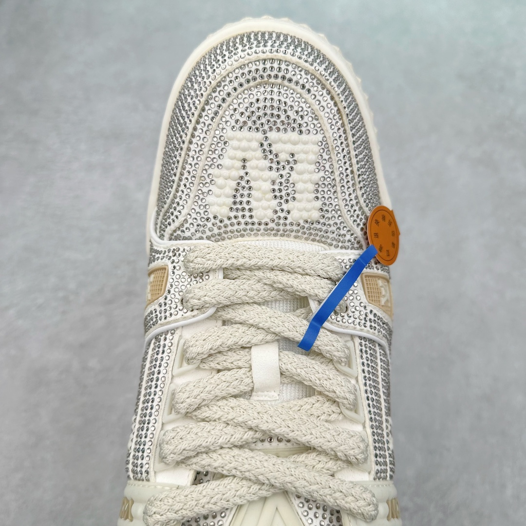 图片[4]-lv Trainer Maxi 小胖丁系列面包鞋 驴牌23S时尚走秀款 原版购入开发历时半年开发打造 原版完美楦型 多次调试 达到还原99% 鞋面独家订制细柔小牛皮 厚实织物鞋带 独家私模超轻TPU大底 原配扣子串珠 正确原装黄色鞋盒 正确中底印花 鞋面印花3D高频深度立体 全鞋电脑针车 紧密相连 针距密度一致 皮面裁剪部位 统一油边封口工艺 备受瞩目火热面包鞋再次拉满流量 各地网红上脚 立体饱满的彩色面包鞋身 超大版型重新诠释了 Virgil Abloh大热lv运动时装鞋 完美增高5CM Size 36 37 38 39 40 41 42 43 44 45-选品中心