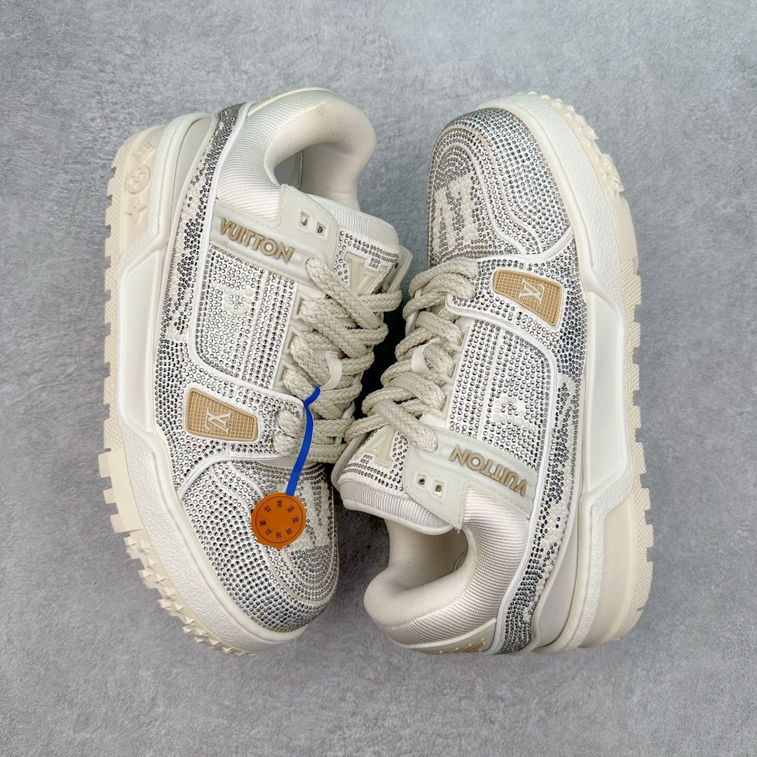 图片[3]-lv Trainer Maxi 小胖丁系列面包鞋 驴牌23S时尚走秀款 原版购入开发历时半年开发打造 原版完美楦型 多次调试 达到还原99% 鞋面独家订制细柔小牛皮 厚实织物鞋带 独家私模超轻TPU大底 原配扣子串珠 正确原装黄色鞋盒 正确中底印花 鞋面印花3D高频深度立体 全鞋电脑针车 紧密相连 针距密度一致 皮面裁剪部位 统一油边封口工艺 备受瞩目火热面包鞋再次拉满流量 各地网红上脚 立体饱满的彩色面包鞋身 超大版型重新诠释了 Virgil Abloh大热lv运动时装鞋 完美增高5CM Size 36 37 38 39 40 41 42 43 44 45-选品中心