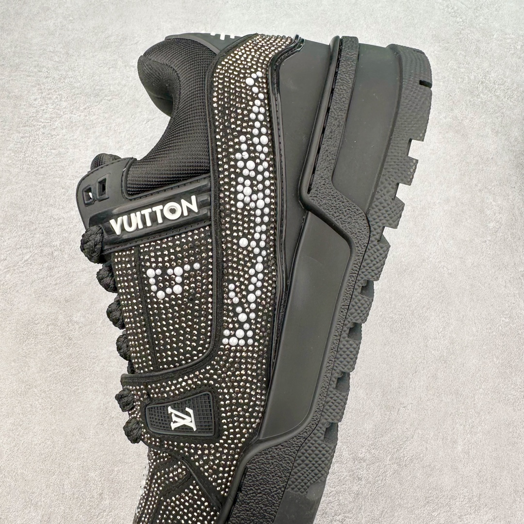 图片[7]-lv Trainer Maxi 小胖丁系列面包鞋 驴牌23S时尚走秀款 原版购入开发历时半年开发打造 原版完美楦型 多次调试 达到还原99% 鞋面独家订制细柔小牛皮 厚实织物鞋带 独家私模超轻TPU大底 原配扣子串珠 正确原装黄色鞋盒 正确中底印花 鞋面印花3D高频深度立体 全鞋电脑针车 紧密相连 针距密度一致 皮面裁剪部位 统一油边封口工艺 备受瞩目火热面包鞋再次拉满流量 各地网红上脚 立体饱满的彩色面包鞋身 超大版型重新诠释了 Virgil Abloh大热lv运动时装鞋 完美增高5CM Size 36 37 38 39 40 41 42 43 44 45-选品中心