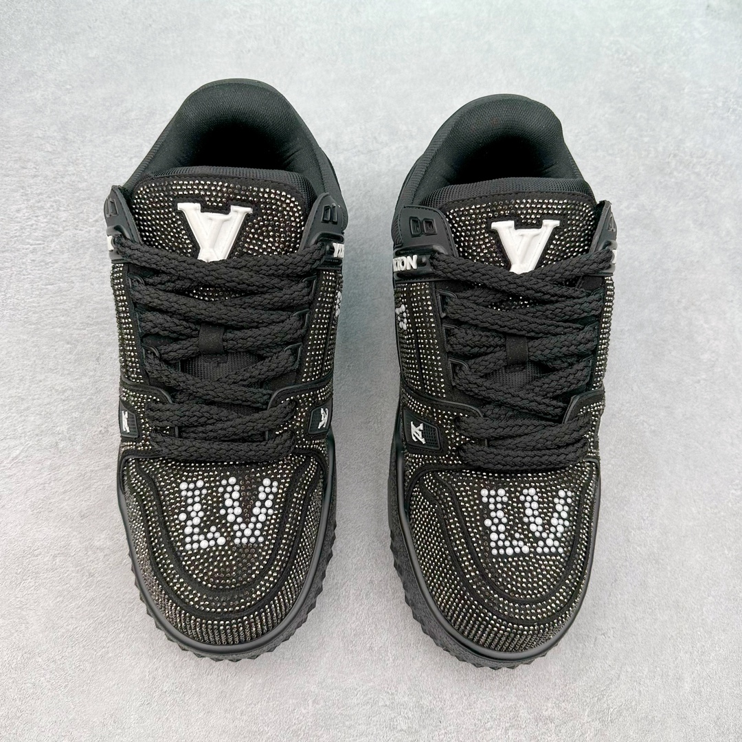 图片[2]-lv Trainer Maxi 小胖丁系列面包鞋 驴牌23S时尚走秀款 原版购入开发历时半年开发打造 原版完美楦型 多次调试 达到还原99% 鞋面独家订制细柔小牛皮 厚实织物鞋带 独家私模超轻TPU大底 原配扣子串珠 正确原装黄色鞋盒 正确中底印花 鞋面印花3D高频深度立体 全鞋电脑针车 紧密相连 针距密度一致 皮面裁剪部位 统一油边封口工艺 备受瞩目火热面包鞋再次拉满流量 各地网红上脚 立体饱满的彩色面包鞋身 超大版型重新诠释了 Virgil Abloh大热lv运动时装鞋 完美增高5CM Size 36 37 38 39 40 41 42 43 44 45-选品中心