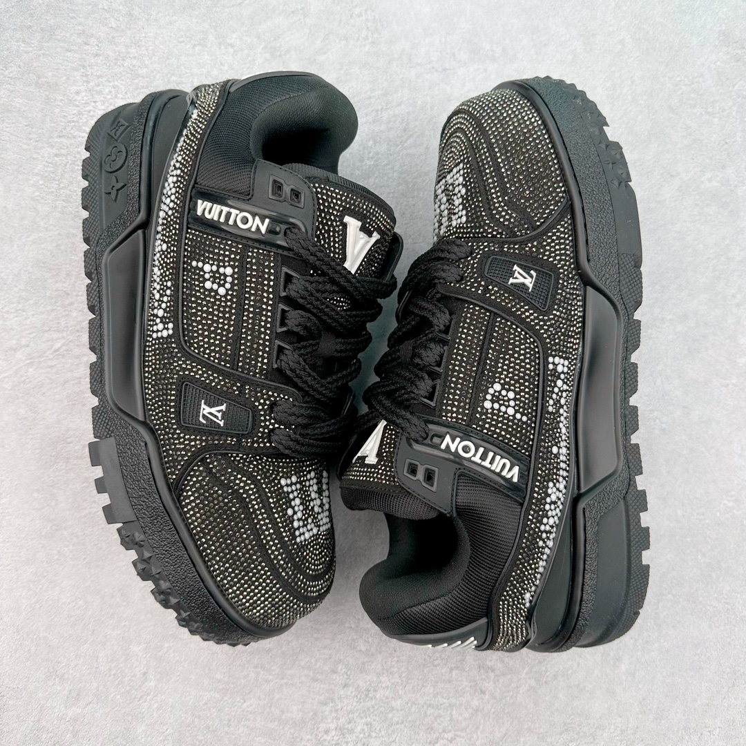 图片[3]-lv Trainer Maxi 小胖丁系列面包鞋 驴牌23S时尚走秀款 原版购入开发历时半年开发打造 原版完美楦型 多次调试 达到还原99% 鞋面独家订制细柔小牛皮 厚实织物鞋带 独家私模超轻TPU大底 原配扣子串珠 正确原装黄色鞋盒 正确中底印花 鞋面印花3D高频深度立体 全鞋电脑针车 紧密相连 针距密度一致 皮面裁剪部位 统一油边封口工艺 备受瞩目火热面包鞋再次拉满流量 各地网红上脚 立体饱满的彩色面包鞋身 超大版型重新诠释了 Virgil Abloh大热lv运动时装鞋 完美增高5CM Size 36 37 38 39 40 41 42 43 44 45-选品中心