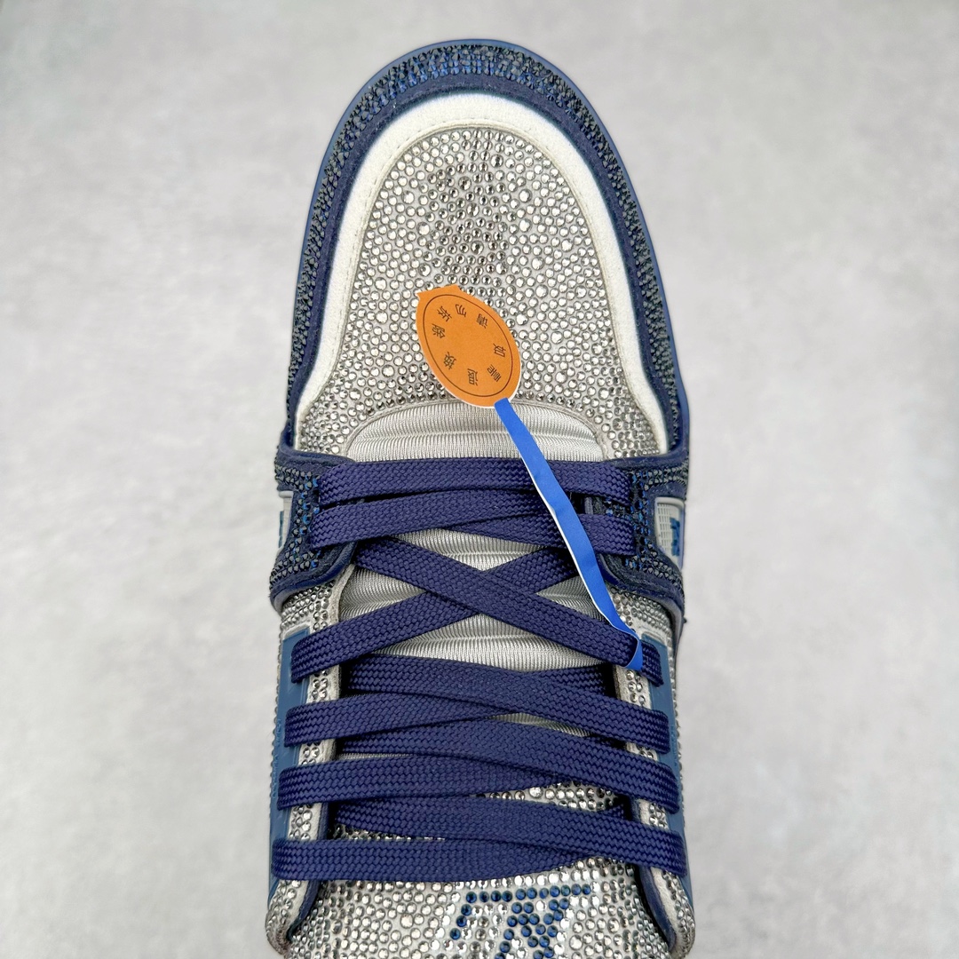 图片[4]-＃K纯原 Louis Vuitton Trainer lv时装走秀运动鞋 市场所有版本中综合最强的货品 GD实力大厂出品 全网最全配色更新最快 最成熟的做工稳定的品控 完美鞋型超高的清洁度 零毛边线头瑕疵 全套原楦原纸版原鞋开模 全网最具灵魂的版型 正确原装黄色鞋盒 正确中底印花 鞋面印花3D高频深度立体 全鞋电脑针车 紧密相连 针距密度一致 环保乳胶注塑鞋垫 厚度脚感还原原版 皮面裁剪部位 统一油边封口工艺 原装橡胶大底含胶量大底组合零偏差 专柜全套包装 防尘袋 说明书 质保卡 男女鞋 尺码：35 36 37 38 39 40 41 42 43 44 45-选品中心