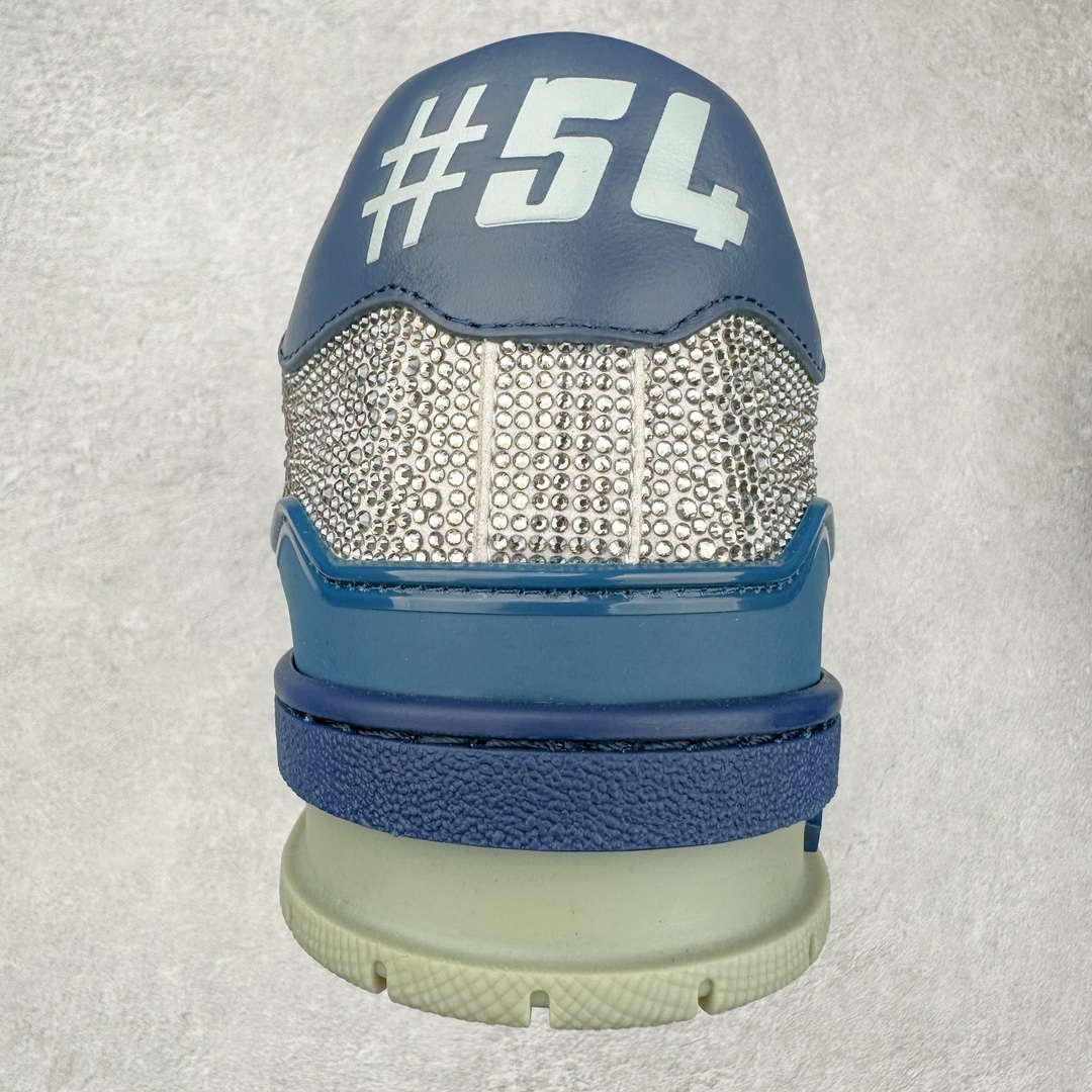 图片[8]-＃K纯原 Louis Vuitton Trainer lv时装走秀运动鞋 市场所有版本中综合最强的货品 GD实力大厂出品 全网最全配色更新最快 最成熟的做工稳定的品控 完美鞋型超高的清洁度 零毛边线头瑕疵 全套原楦原纸版原鞋开模 全网最具灵魂的版型 正确原装黄色鞋盒 正确中底印花 鞋面印花3D高频深度立体 全鞋电脑针车 紧密相连 针距密度一致 环保乳胶注塑鞋垫 厚度脚感还原原版 皮面裁剪部位 统一油边封口工艺 原装橡胶大底含胶量大底组合零偏差 专柜全套包装 防尘袋 说明书 质保卡 男女鞋 尺码：35 36 37 38 39 40 41 42 43 44 45-选品中心