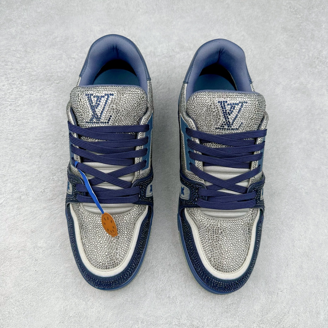 图片[2]-＃K纯原 Louis Vuitton Trainer lv时装走秀运动鞋 市场所有版本中综合最强的货品 GD实力大厂出品 全网最全配色更新最快 最成熟的做工稳定的品控 完美鞋型超高的清洁度 零毛边线头瑕疵 全套原楦原纸版原鞋开模 全网最具灵魂的版型 正确原装黄色鞋盒 正确中底印花 鞋面印花3D高频深度立体 全鞋电脑针车 紧密相连 针距密度一致 环保乳胶注塑鞋垫 厚度脚感还原原版 皮面裁剪部位 统一油边封口工艺 原装橡胶大底含胶量大底组合零偏差 专柜全套包装 防尘袋 说明书 质保卡 男女鞋 尺码：35 36 37 38 39 40 41 42 43 44 45-选品中心