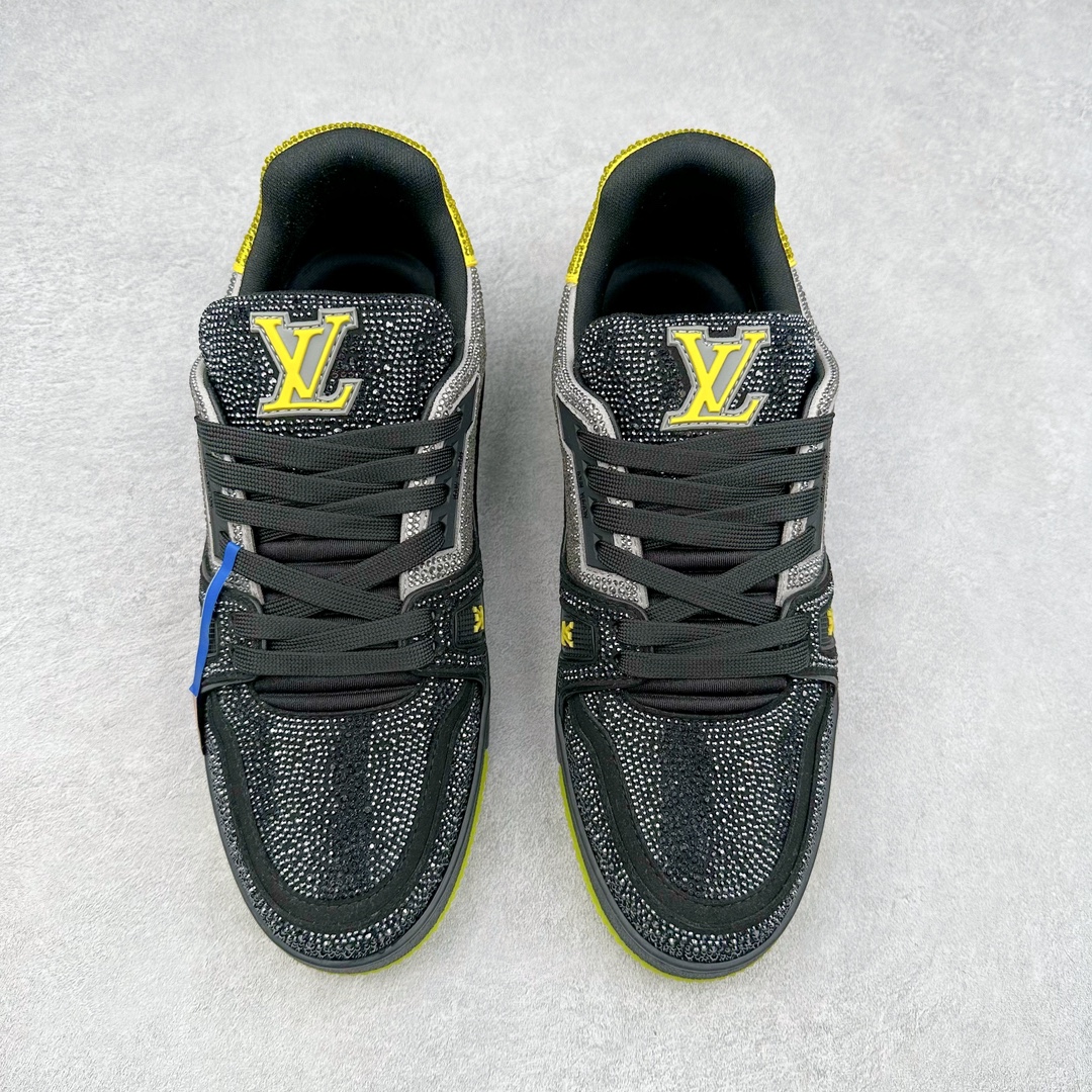 图片[2]-＃K纯原 Louis Vuitton Trainer lv时装走秀运动鞋 市场所有版本中综合最强的货品 GD实力大厂出品 全网最全配色更新最快 最成熟的做工稳定的品控 完美鞋型超高的清洁度 零毛边线头瑕疵 全套原楦原纸版原鞋开模 全网最具灵魂的版型 正确原装黄色鞋盒 正确中底印花 鞋面印花3D高频深度立体 全鞋电脑针车 紧密相连 针距密度一致 环保乳胶注塑鞋垫 厚度脚感还原原版 皮面裁剪部位 统一油边封口工艺 原装橡胶大底含胶量大底组合零偏差 专柜全套包装 防尘袋 说明书 质保卡 男女鞋 尺码：35 36 37 38 39 40 41 42 43 44 45-选品中心