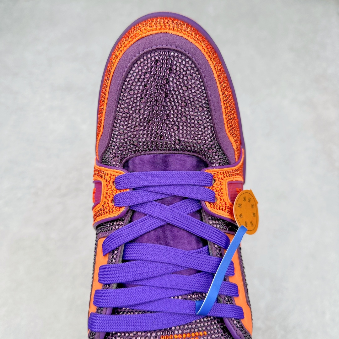 图片[4]-＃K纯原 Louis Vuitton Trainer lv时装走秀运动鞋 市场所有版本中综合最强的货品 GD实力大厂出品 全网最全配色更新最快 最成熟的做工稳定的品控 完美鞋型超高的清洁度 零毛边线头瑕疵 全套原楦原纸版原鞋开模 全网最具灵魂的版型 正确原装黄色鞋盒 正确中底印花 鞋面印花3D高频深度立体 全鞋电脑针车 紧密相连 针距密度一致 环保乳胶注塑鞋垫 厚度脚感还原原版 皮面裁剪部位 统一油边封口工艺 原装橡胶大底含胶量大底组合零偏差 专柜全套包装 防尘袋 说明书 质保卡 男女鞋 尺码：35 36 37 38 39 40 41 42 43 44 45-选品中心