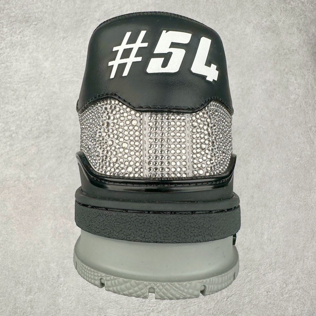 图片[8]-＃K纯原 Louis Vuitton Trainer lv时装走秀运动鞋 市场所有版本中综合最强的货品 GD实力大厂出品 全网最全配色更新最快 最成熟的做工稳定的品控 完美鞋型超高的清洁度 零毛边线头瑕疵 全套原楦原纸版原鞋开模 全网最具灵魂的版型 正确原装黄色鞋盒 正确中底印花 鞋面印花3D高频深度立体 全鞋电脑针车 紧密相连 针距密度一致 环保乳胶注塑鞋垫 厚度脚感还原原版 皮面裁剪部位 统一油边封口工艺 原装橡胶大底含胶量大底组合零偏差 专柜全套包装 防尘袋 说明书 质保卡 男女鞋 尺码：35 36 37 38 39 40 41 42 43 44 45-选品中心