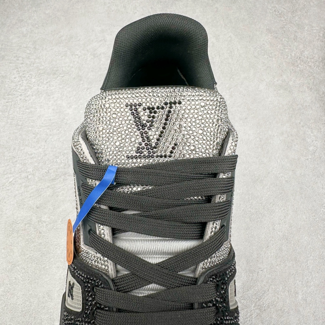 图片[5]-＃K纯原 Louis Vuitton Trainer lv时装走秀运动鞋 市场所有版本中综合最强的货品 GD实力大厂出品 全网最全配色更新最快 最成熟的做工稳定的品控 完美鞋型超高的清洁度 零毛边线头瑕疵 全套原楦原纸版原鞋开模 全网最具灵魂的版型 正确原装黄色鞋盒 正确中底印花 鞋面印花3D高频深度立体 全鞋电脑针车 紧密相连 针距密度一致 环保乳胶注塑鞋垫 厚度脚感还原原版 皮面裁剪部位 统一油边封口工艺 原装橡胶大底含胶量大底组合零偏差 专柜全套包装 防尘袋 说明书 质保卡 男女鞋 尺码：35 36 37 38 39 40 41 42 43 44 45-选品中心