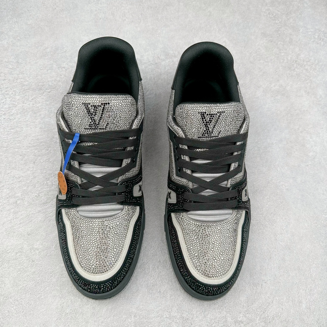 图片[2]-＃K纯原 Louis Vuitton Trainer lv时装走秀运动鞋 市场所有版本中综合最强的货品 GD实力大厂出品 全网最全配色更新最快 最成熟的做工稳定的品控 完美鞋型超高的清洁度 零毛边线头瑕疵 全套原楦原纸版原鞋开模 全网最具灵魂的版型 正确原装黄色鞋盒 正确中底印花 鞋面印花3D高频深度立体 全鞋电脑针车 紧密相连 针距密度一致 环保乳胶注塑鞋垫 厚度脚感还原原版 皮面裁剪部位 统一油边封口工艺 原装橡胶大底含胶量大底组合零偏差 专柜全套包装 防尘袋 说明书 质保卡 男女鞋 尺码：35 36 37 38 39 40 41 42 43 44 45-选品中心