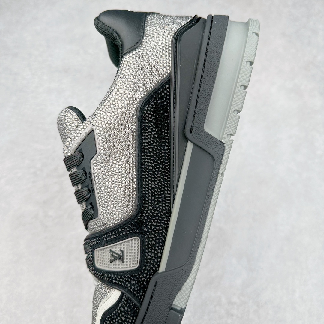 图片[7]-＃K纯原 Louis Vuitton Trainer lv时装走秀运动鞋 市场所有版本中综合最强的货品 GD实力大厂出品 全网最全配色更新最快 最成熟的做工稳定的品控 完美鞋型超高的清洁度 零毛边线头瑕疵 全套原楦原纸版原鞋开模 全网最具灵魂的版型 正确原装黄色鞋盒 正确中底印花 鞋面印花3D高频深度立体 全鞋电脑针车 紧密相连 针距密度一致 环保乳胶注塑鞋垫 厚度脚感还原原版 皮面裁剪部位 统一油边封口工艺 原装橡胶大底含胶量大底组合零偏差 专柜全套包装 防尘袋 说明书 质保卡 男女鞋 尺码：35 36 37 38 39 40 41 42 43 44 45-选品中心