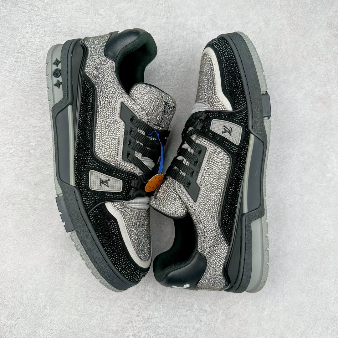 图片[3]-＃K纯原 Louis Vuitton Trainer lv时装走秀运动鞋 市场所有版本中综合最强的货品 GD实力大厂出品 全网最全配色更新最快 最成熟的做工稳定的品控 完美鞋型超高的清洁度 零毛边线头瑕疵 全套原楦原纸版原鞋开模 全网最具灵魂的版型 正确原装黄色鞋盒 正确中底印花 鞋面印花3D高频深度立体 全鞋电脑针车 紧密相连 针距密度一致 环保乳胶注塑鞋垫 厚度脚感还原原版 皮面裁剪部位 统一油边封口工艺 原装橡胶大底含胶量大底组合零偏差 专柜全套包装 防尘袋 说明书 质保卡 男女鞋 尺码：35 36 37 38 39 40 41 42 43 44 45-选品中心