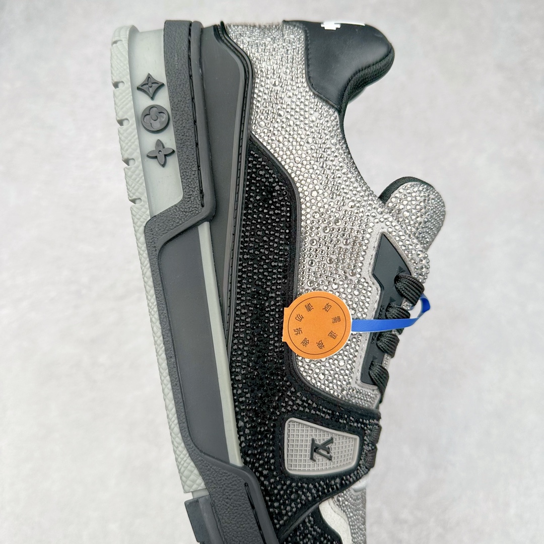 图片[6]-＃K纯原 Louis Vuitton Trainer lv时装走秀运动鞋 市场所有版本中综合最强的货品 GD实力大厂出品 全网最全配色更新最快 最成熟的做工稳定的品控 完美鞋型超高的清洁度 零毛边线头瑕疵 全套原楦原纸版原鞋开模 全网最具灵魂的版型 正确原装黄色鞋盒 正确中底印花 鞋面印花3D高频深度立体 全鞋电脑针车 紧密相连 针距密度一致 环保乳胶注塑鞋垫 厚度脚感还原原版 皮面裁剪部位 统一油边封口工艺 原装橡胶大底含胶量大底组合零偏差 专柜全套包装 防尘袋 说明书 质保卡 男女鞋 尺码：35 36 37 38 39 40 41 42 43 44 45-选品中心