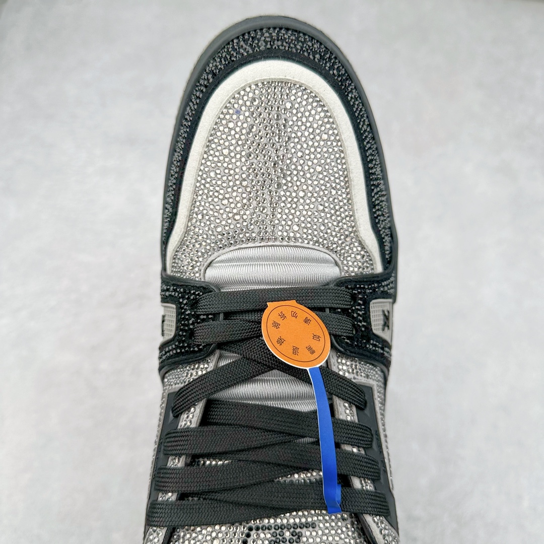 图片[4]-＃K纯原 Louis Vuitton Trainer lv时装走秀运动鞋 市场所有版本中综合最强的货品 GD实力大厂出品 全网最全配色更新最快 最成熟的做工稳定的品控 完美鞋型超高的清洁度 零毛边线头瑕疵 全套原楦原纸版原鞋开模 全网最具灵魂的版型 正确原装黄色鞋盒 正确中底印花 鞋面印花3D高频深度立体 全鞋电脑针车 紧密相连 针距密度一致 环保乳胶注塑鞋垫 厚度脚感还原原版 皮面裁剪部位 统一油边封口工艺 原装橡胶大底含胶量大底组合零偏差 专柜全套包装 防尘袋 说明书 质保卡 男女鞋 尺码：35 36 37 38 39 40 41 42 43 44 45-选品中心