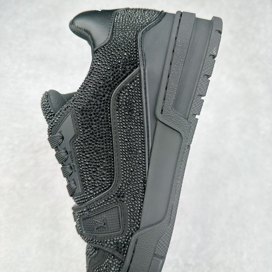 图片[7]-＃K纯原 Louis Vuitton Trainer lv时装走秀运动鞋 市场所有版本中综合最强的货品 GD实力大厂出品 全网最全配色更新最快 最成熟的做工稳定的品控 完美鞋型超高的清洁度 零毛边线头瑕疵 全套原楦原纸版原鞋开模 全网最具灵魂的版型 正确原装黄色鞋盒 正确中底印花 鞋面印花3D高频深度立体 全鞋电脑针车 紧密相连 针距密度一致 环保乳胶注塑鞋垫 厚度脚感还原原版 皮面裁剪部位 统一油边封口工艺 原装橡胶大底含胶量大底组合零偏差 专柜全套包装 防尘袋 说明书 质保卡 男女鞋 尺码：35 36 37 38 39 40 41 42 43 44 45-选品中心