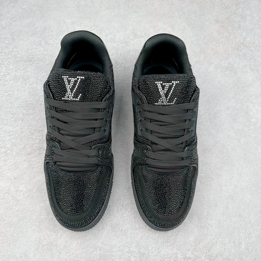 图片[2]-＃K纯原 Louis Vuitton Trainer lv时装走秀运动鞋 市场所有版本中综合最强的货品 GD实力大厂出品 全网最全配色更新最快 最成熟的做工稳定的品控 完美鞋型超高的清洁度 零毛边线头瑕疵 全套原楦原纸版原鞋开模 全网最具灵魂的版型 正确原装黄色鞋盒 正确中底印花 鞋面印花3D高频深度立体 全鞋电脑针车 紧密相连 针距密度一致 环保乳胶注塑鞋垫 厚度脚感还原原版 皮面裁剪部位 统一油边封口工艺 原装橡胶大底含胶量大底组合零偏差 专柜全套包装 防尘袋 说明书 质保卡 男女鞋 尺码：35 36 37 38 39 40 41 42 43 44 45-选品中心