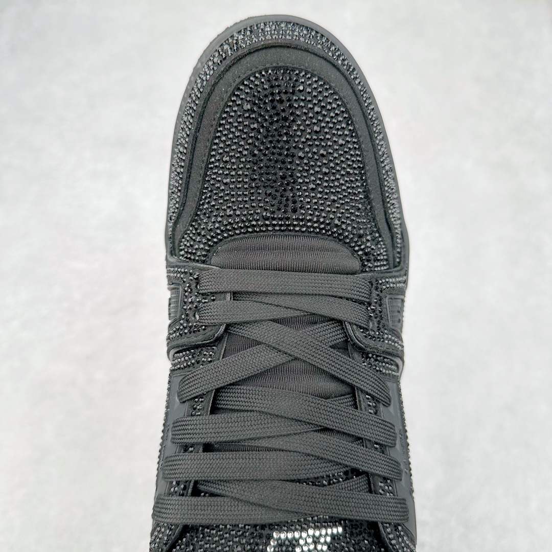 图片[4]-＃K纯原 Louis Vuitton Trainer lv时装走秀运动鞋 市场所有版本中综合最强的货品 GD实力大厂出品 全网最全配色更新最快 最成熟的做工稳定的品控 完美鞋型超高的清洁度 零毛边线头瑕疵 全套原楦原纸版原鞋开模 全网最具灵魂的版型 正确原装黄色鞋盒 正确中底印花 鞋面印花3D高频深度立体 全鞋电脑针车 紧密相连 针距密度一致 环保乳胶注塑鞋垫 厚度脚感还原原版 皮面裁剪部位 统一油边封口工艺 原装橡胶大底含胶量大底组合零偏差 专柜全套包装 防尘袋 说明书 质保卡 男女鞋 尺码：35 36 37 38 39 40 41 42 43 44 45-选品中心