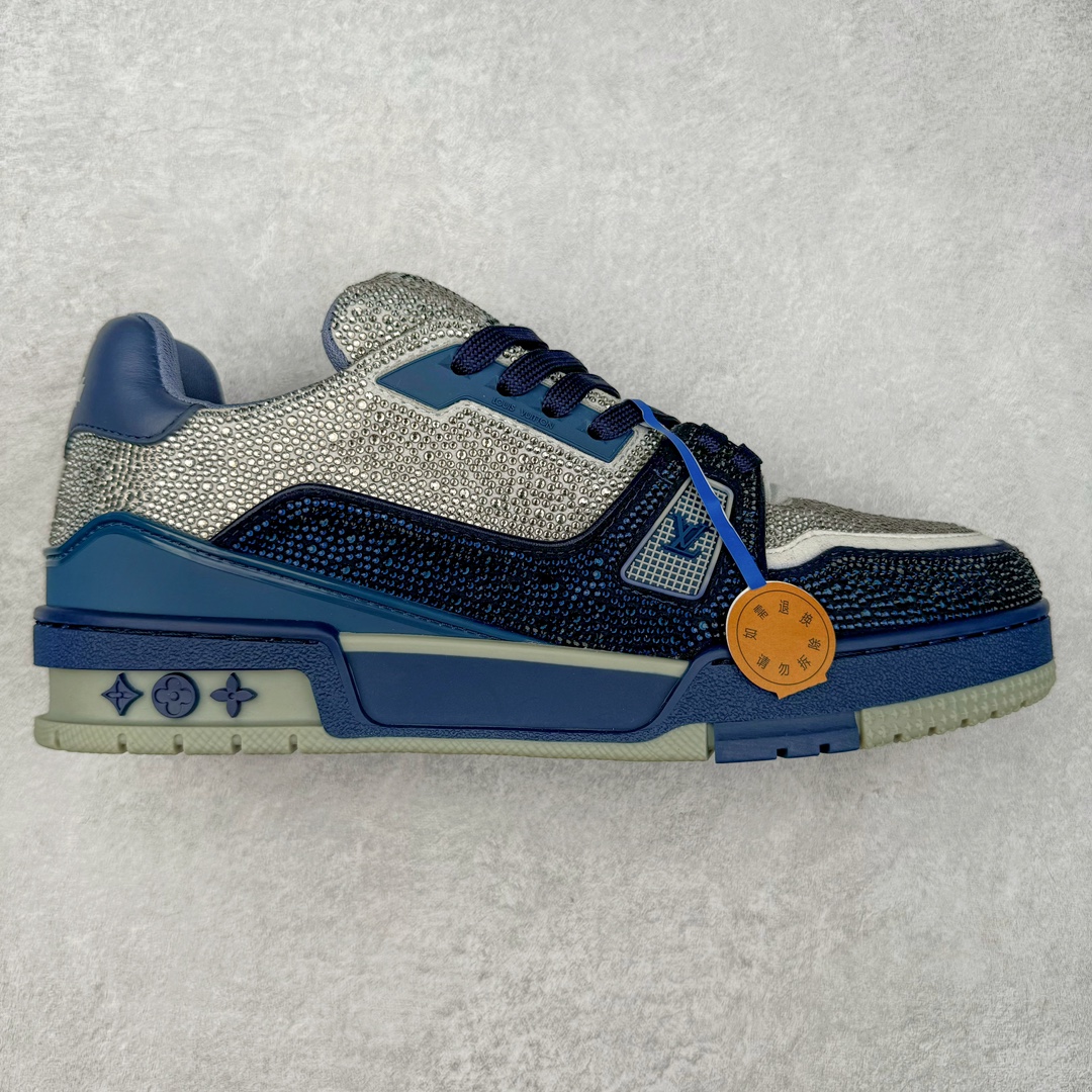 ＃K纯原 Louis Vuitton Trainer lv时装走秀运动鞋 市场所有版本中综合最强的货品 GD实力大厂出品 全网最全配色更新最快 最成熟的做工稳定的品控 完美鞋型超高的清洁度 零毛边线头瑕疵 全套原楦原纸版原鞋开模 全网最具灵魂的版型 正确原装黄色鞋盒 正确中底印花 鞋面印花3D高频深度立体 全鞋电脑针车 紧密相连 针距密度一致 环保乳胶注塑鞋垫 厚度脚感还原原版 皮面裁剪部位 统一油边封口工艺 原装橡胶大底含胶量大底组合零偏差 专柜全套包装 防尘袋 说明书 质保卡 男女鞋 尺码：35 36 37 38 39 40 41 42 43 44 45-选品中心