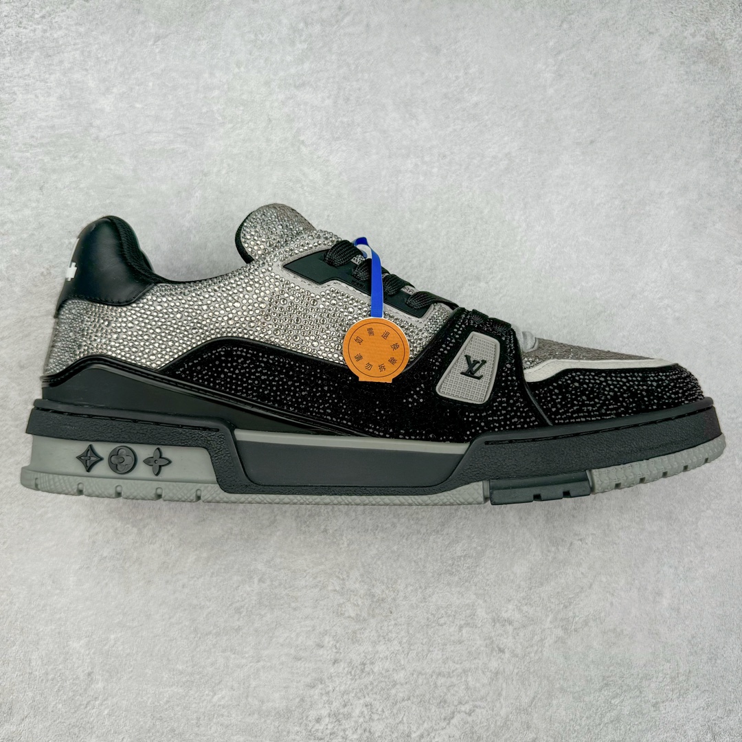 ＃K纯原 Louis Vuitton Trainer lv时装走秀运动鞋 市场所有版本中综合最强的货品 GD实力大厂出品 全网最全配色更新最快 最成熟的做工稳定的品控 完美鞋型超高的清洁度 零毛边线头瑕疵 全套原楦原纸版原鞋开模 全网最具灵魂的版型 正确原装黄色鞋盒 正确中底印花 鞋面印花3D高频深度立体 全鞋电脑针车 紧密相连 针距密度一致 环保乳胶注塑鞋垫 厚度脚感还原原版 皮面裁剪部位 统一油边封口工艺 原装橡胶大底含胶量大底组合零偏差 专柜全套包装 防尘袋 说明书 质保卡 男女鞋 尺码：35 36 37 38 39 40 41 42 43 44 45-选品中心